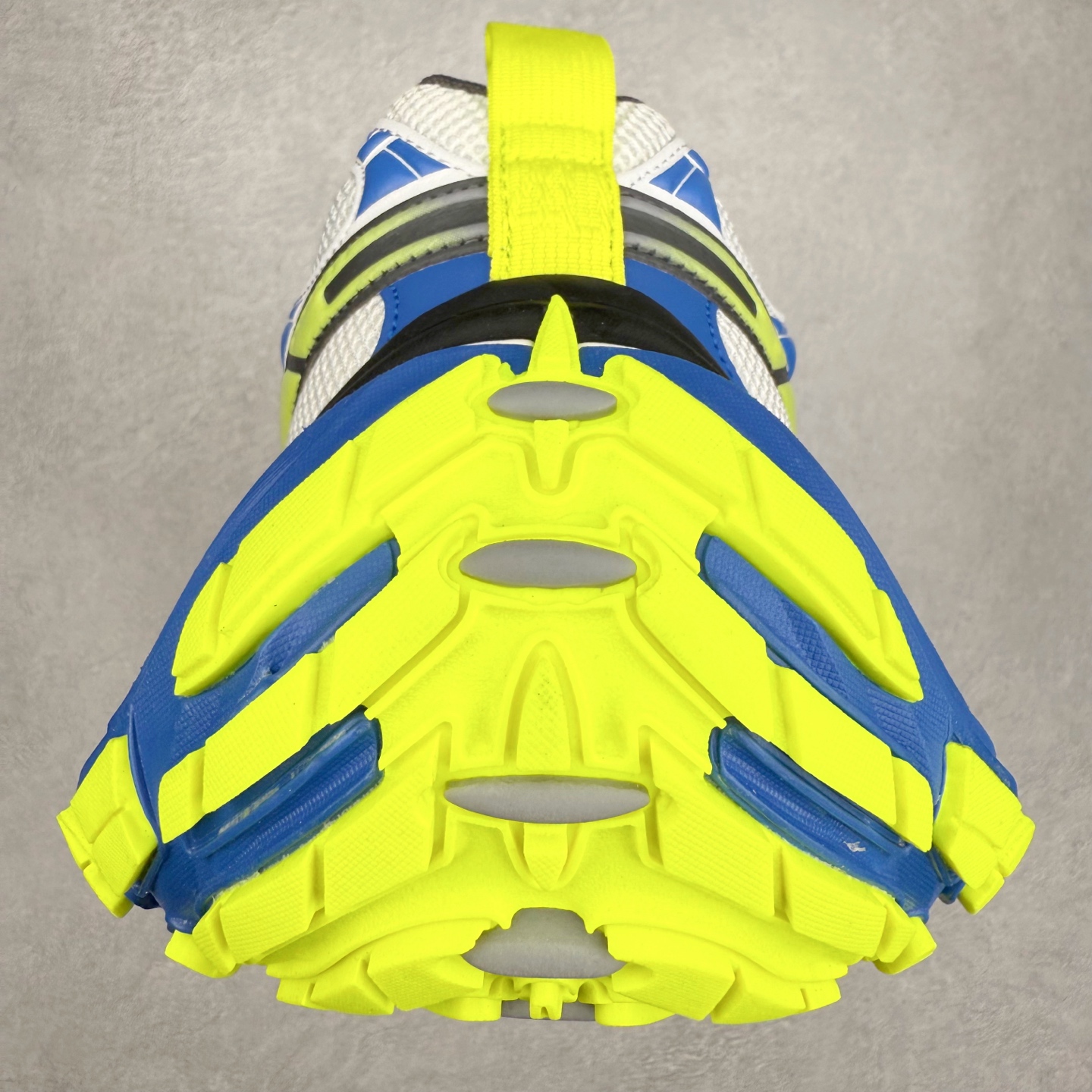 图片[8]-＃福利特价 BALENCIAGA 10XL Sneakers 巴黎世家网布系带低帮走秀复古老爹鞋 展现品牌对于新潮事物的热情 这款鞋子拥有巨大尺寸和醒目设计 符合当下”老爹鞋”的趋势 鞋子采用银灰配色 营造出低调而不失华丽的效果 10XL的尺码使它成为市场中最显眼的存在 适合追求个性化的人群 Balenciaga始终站在时尚前沿 此次发布的产品再次体现了他们的创新能力 尺码：35 36 37 38 39 40 41 42 43 44 45 46-选品中心