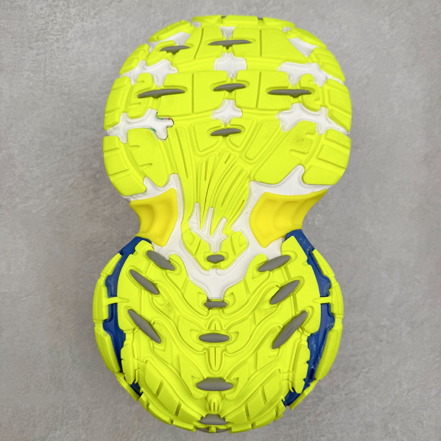 图片[9]-＃福利特价 BALENCIAGA 10XL Sneakers 巴黎世家网布系带低帮走秀复古老爹鞋 展现品牌对于新潮事物的热情 这款鞋子拥有巨大尺寸和醒目设计 符合当下”老爹鞋”的趋势 鞋子采用银灰配色 营造出低调而不失华丽的效果 10XL的尺码使它成为市场中最显眼的存在 适合追求个性化的人群 Balenciaga始终站在时尚前沿 此次发布的产品再次体现了他们的创新能力 尺码：35 36 37 38 39 40 41 42 43 44 45 46-选品中心