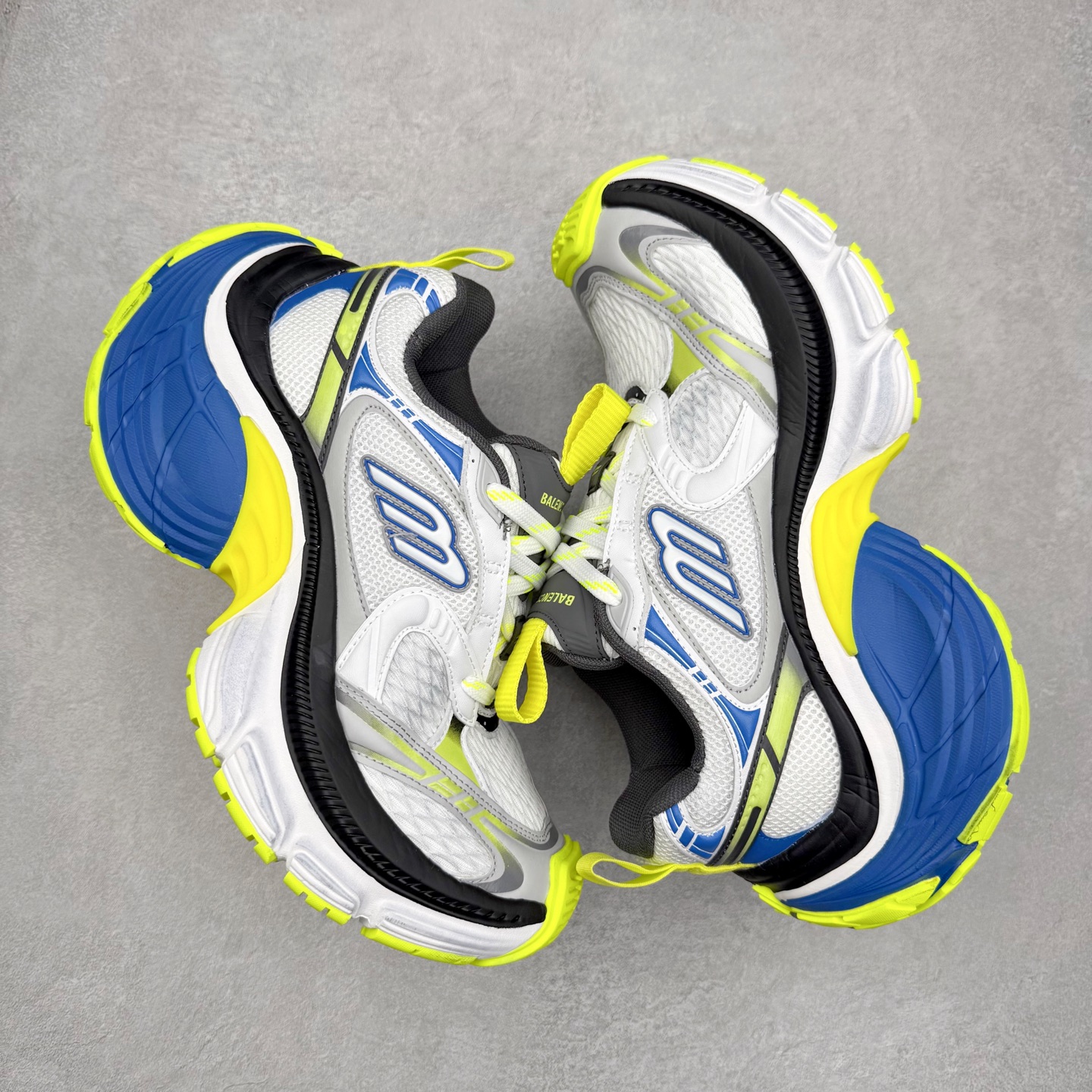 图片[3]-＃福利特价 BALENCIAGA 10XL Sneakers 巴黎世家网布系带低帮走秀复古老爹鞋 展现品牌对于新潮事物的热情 这款鞋子拥有巨大尺寸和醒目设计 符合当下”老爹鞋”的趋势 鞋子采用银灰配色 营造出低调而不失华丽的效果 10XL的尺码使它成为市场中最显眼的存在 适合追求个性化的人群 Balenciaga始终站在时尚前沿 此次发布的产品再次体现了他们的创新能力 尺码：35 36 37 38 39 40 41 42 43 44 45 46-选品中心