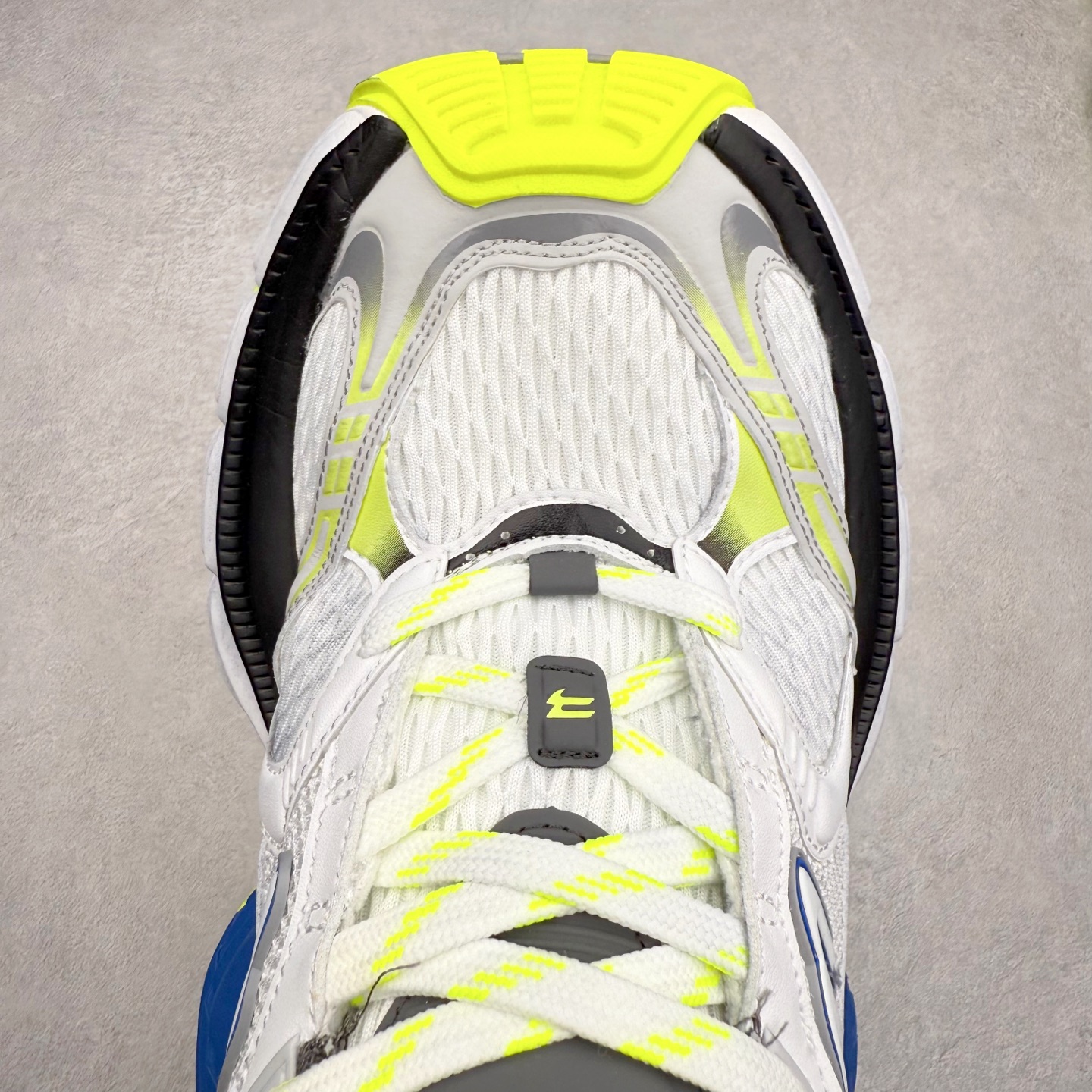 图片[4]-＃福利特价 BALENCIAGA 10XL Sneakers 巴黎世家网布系带低帮走秀复古老爹鞋 展现品牌对于新潮事物的热情 这款鞋子拥有巨大尺寸和醒目设计 符合当下”老爹鞋”的趋势 鞋子采用银灰配色 营造出低调而不失华丽的效果 10XL的尺码使它成为市场中最显眼的存在 适合追求个性化的人群 Balenciaga始终站在时尚前沿 此次发布的产品再次体现了他们的创新能力 尺码：35 36 37 38 39 40 41 42 43 44 45 46-选品中心