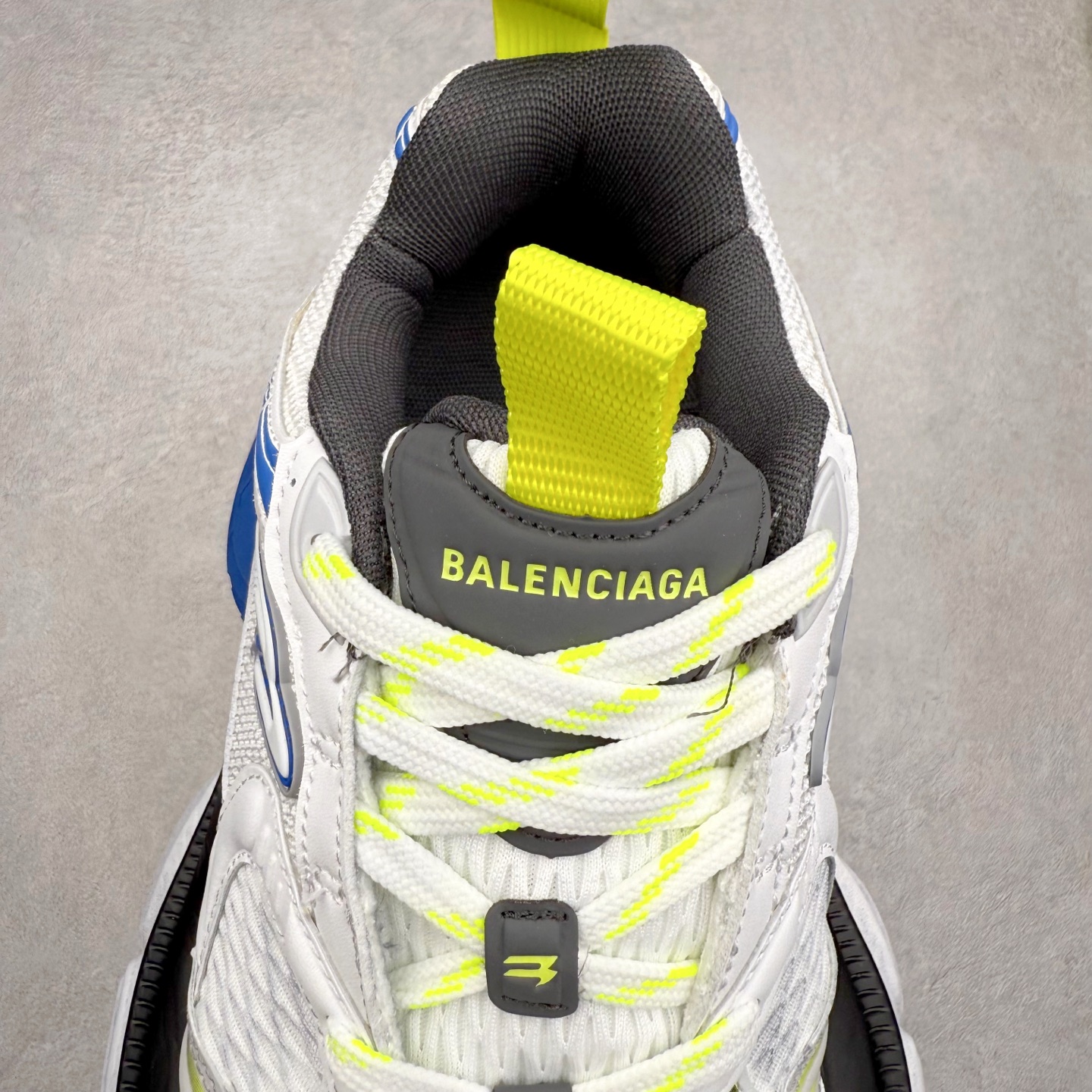 图片[5]-＃福利特价 BALENCIAGA 10XL Sneakers 巴黎世家网布系带低帮走秀复古老爹鞋 展现品牌对于新潮事物的热情 这款鞋子拥有巨大尺寸和醒目设计 符合当下”老爹鞋”的趋势 鞋子采用银灰配色 营造出低调而不失华丽的效果 10XL的尺码使它成为市场中最显眼的存在 适合追求个性化的人群 Balenciaga始终站在时尚前沿 此次发布的产品再次体现了他们的创新能力 尺码：35 36 37 38 39 40 41 42 43 44 45 46-选品中心