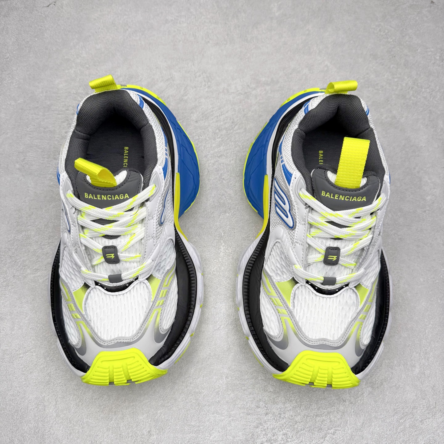 图片[2]-＃福利特价 BALENCIAGA 10XL Sneakers 巴黎世家网布系带低帮走秀复古老爹鞋 展现品牌对于新潮事物的热情 这款鞋子拥有巨大尺寸和醒目设计 符合当下”老爹鞋”的趋势 鞋子采用银灰配色 营造出低调而不失华丽的效果 10XL的尺码使它成为市场中最显眼的存在 适合追求个性化的人群 Balenciaga始终站在时尚前沿 此次发布的产品再次体现了他们的创新能力 尺码：35 36 37 38 39 40 41 42 43 44 45 46-选品中心