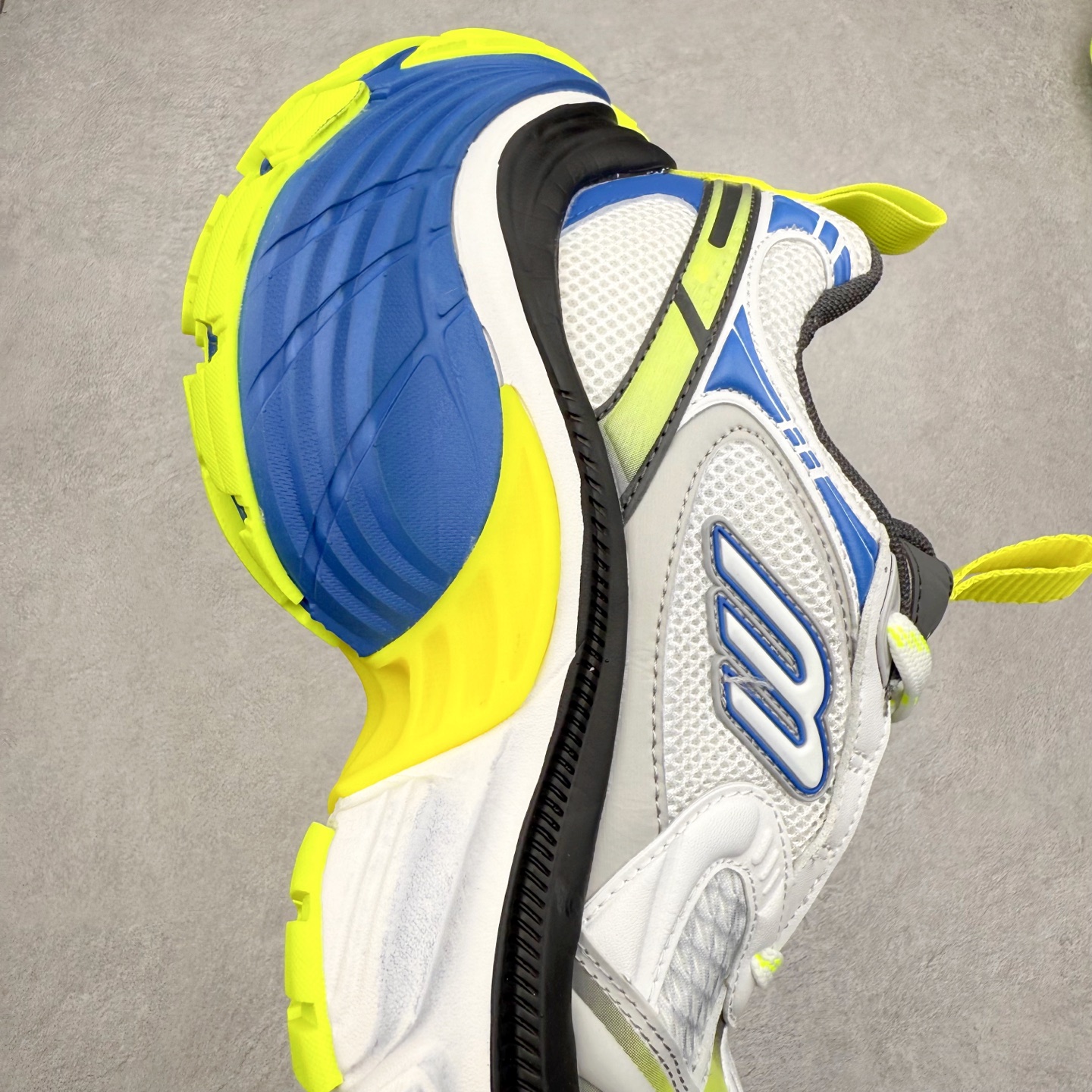 图片[6]-＃福利特价 BALENCIAGA 10XL Sneakers 巴黎世家网布系带低帮走秀复古老爹鞋 展现品牌对于新潮事物的热情 这款鞋子拥有巨大尺寸和醒目设计 符合当下”老爹鞋”的趋势 鞋子采用银灰配色 营造出低调而不失华丽的效果 10XL的尺码使它成为市场中最显眼的存在 适合追求个性化的人群 Balenciaga始终站在时尚前沿 此次发布的产品再次体现了他们的创新能力 尺码：35 36 37 38 39 40 41 42 43 44 45 46-选品中心