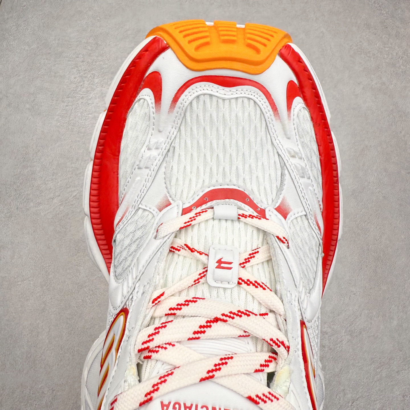 图片[4]-＃福利特价 BALENCIAGA 10XL Sneakers 巴黎世家网布系带低帮走秀复古老爹鞋 展现品牌对于新潮事物的热情 这款鞋子拥有巨大尺寸和醒目设计 符合当下”老爹鞋”的趋势 鞋子采用银灰配色 营造出低调而不失华丽的效果 10XL的尺码使它成为市场中最显眼的存在 适合追求个性化的人群 Balenciaga始终站在时尚前沿 此次发布的产品再次体现了他们的创新能力 尺码：35 36 37 38 39 40 41 42 43 44 45 46-选品中心