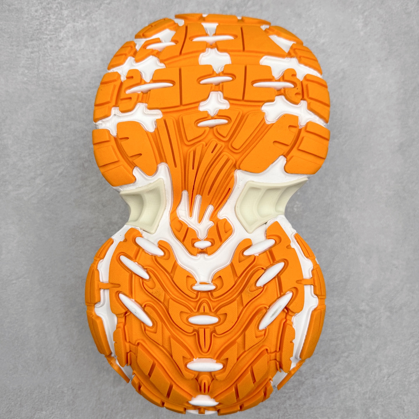 图片[9]-＃福利特价 BALENCIAGA 10XL Sneakers 巴黎世家网布系带低帮走秀复古老爹鞋 展现品牌对于新潮事物的热情 这款鞋子拥有巨大尺寸和醒目设计 符合当下”老爹鞋”的趋势 鞋子采用银灰配色 营造出低调而不失华丽的效果 10XL的尺码使它成为市场中最显眼的存在 适合追求个性化的人群 Balenciaga始终站在时尚前沿 此次发布的产品再次体现了他们的创新能力 尺码：35 36 37 38 39 40 41 42 43 44 45 46-选品中心