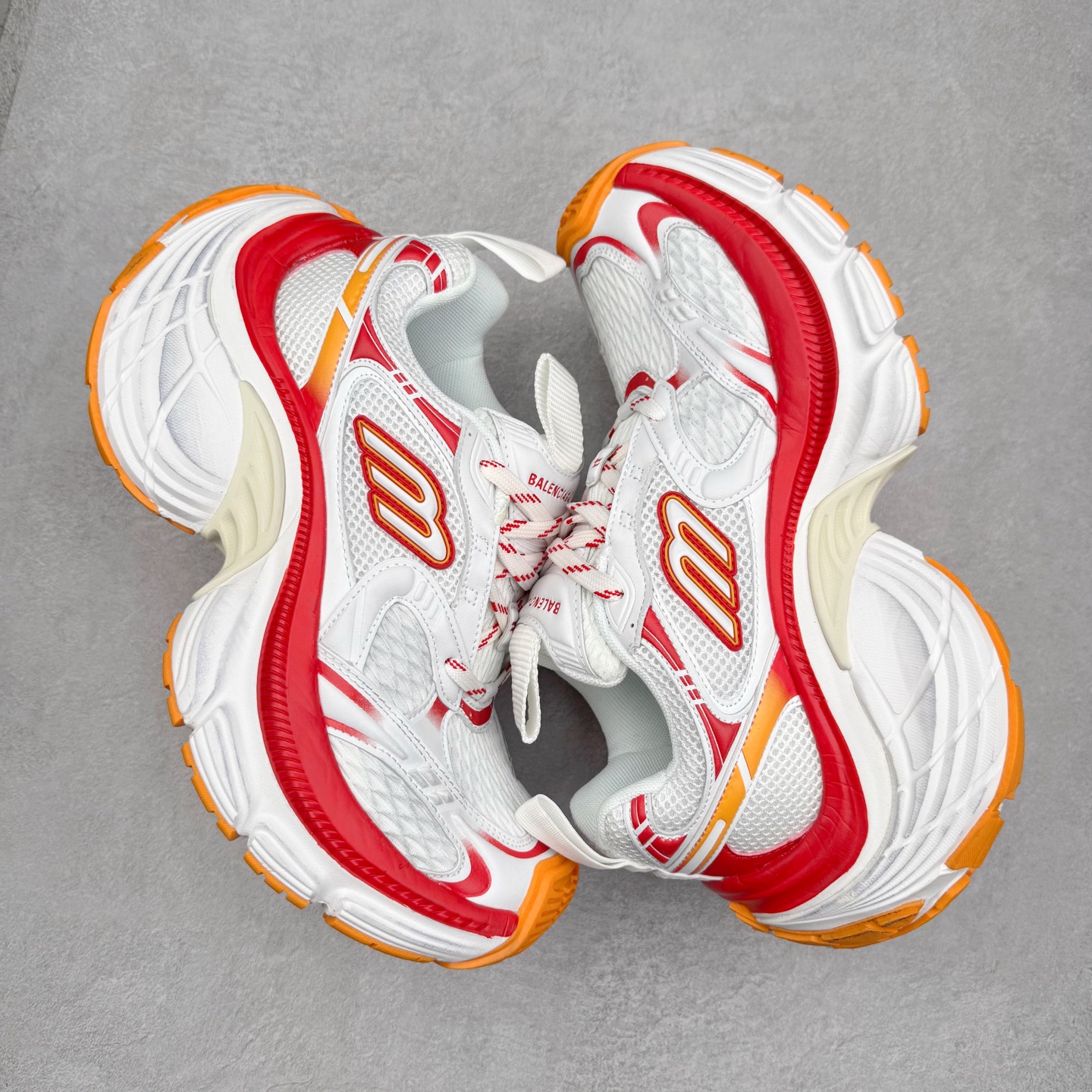 图片[3]-＃福利特价 BALENCIAGA 10XL Sneakers 巴黎世家网布系带低帮走秀复古老爹鞋 展现品牌对于新潮事物的热情 这款鞋子拥有巨大尺寸和醒目设计 符合当下”老爹鞋”的趋势 鞋子采用银灰配色 营造出低调而不失华丽的效果 10XL的尺码使它成为市场中最显眼的存在 适合追求个性化的人群 Balenciaga始终站在时尚前沿 此次发布的产品再次体现了他们的创新能力 尺码：35 36 37 38 39 40 41 42 43 44 45 46-选品中心