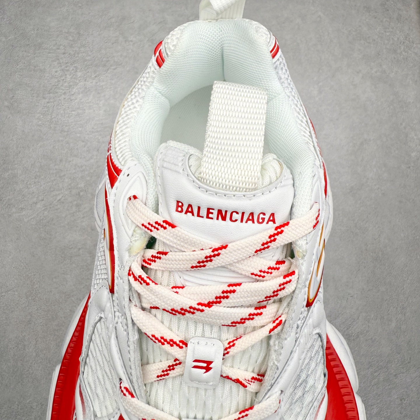 图片[5]-＃福利特价 BALENCIAGA 10XL Sneakers 巴黎世家网布系带低帮走秀复古老爹鞋 展现品牌对于新潮事物的热情 这款鞋子拥有巨大尺寸和醒目设计 符合当下”老爹鞋”的趋势 鞋子采用银灰配色 营造出低调而不失华丽的效果 10XL的尺码使它成为市场中最显眼的存在 适合追求个性化的人群 Balenciaga始终站在时尚前沿 此次发布的产品再次体现了他们的创新能力 尺码：35 36 37 38 39 40 41 42 43 44 45 46-选品中心