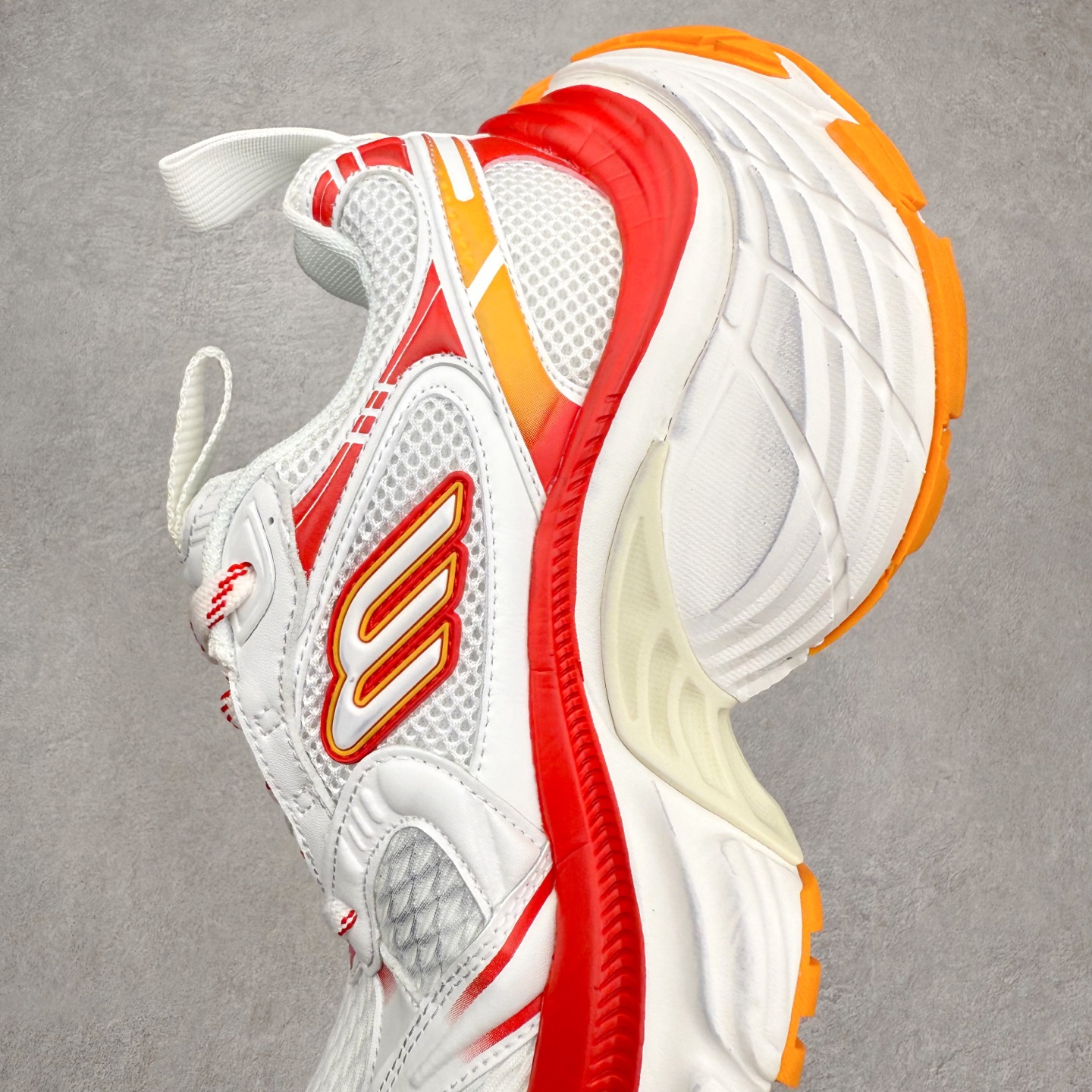 图片[7]-＃福利特价 BALENCIAGA 10XL Sneakers 巴黎世家网布系带低帮走秀复古老爹鞋 展现品牌对于新潮事物的热情 这款鞋子拥有巨大尺寸和醒目设计 符合当下”老爹鞋”的趋势 鞋子采用银灰配色 营造出低调而不失华丽的效果 10XL的尺码使它成为市场中最显眼的存在 适合追求个性化的人群 Balenciaga始终站在时尚前沿 此次发布的产品再次体现了他们的创新能力 尺码：35 36 37 38 39 40 41 42 43 44 45 46-选品中心