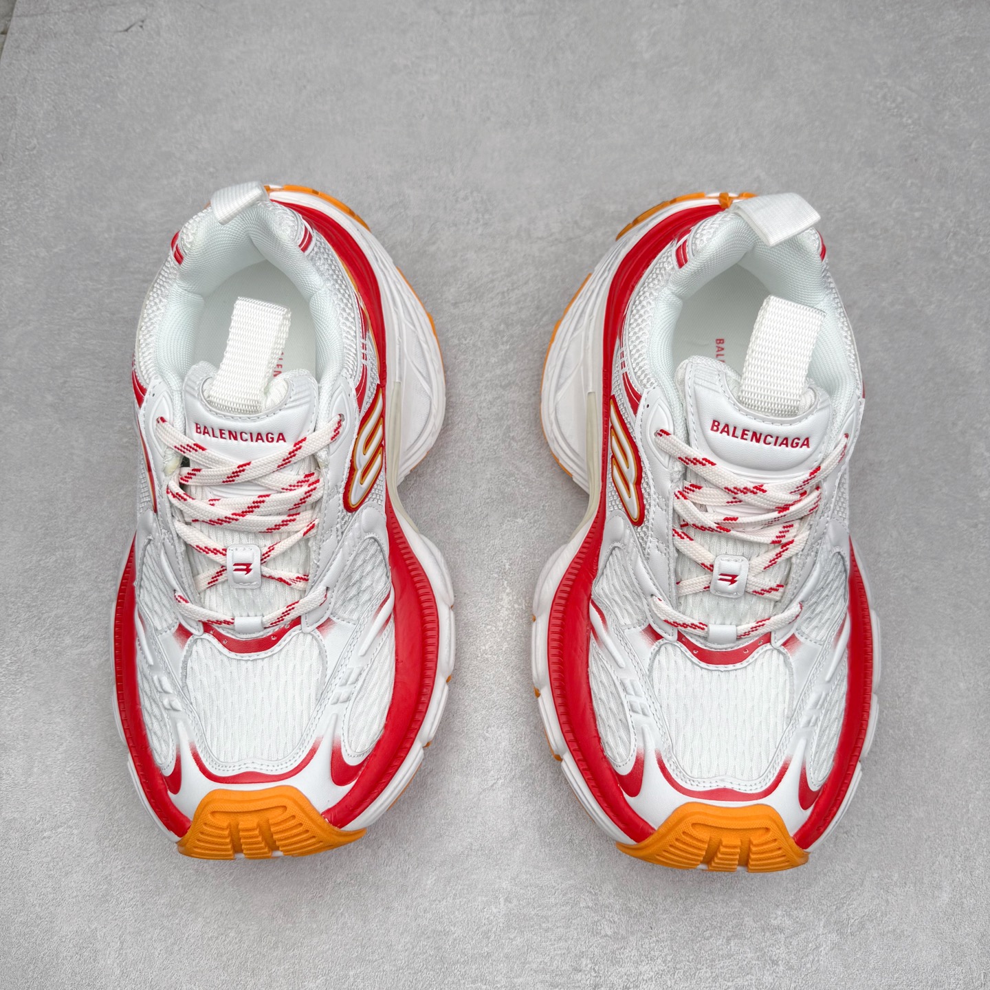 图片[2]-＃福利特价 BALENCIAGA 10XL Sneakers 巴黎世家网布系带低帮走秀复古老爹鞋 展现品牌对于新潮事物的热情 这款鞋子拥有巨大尺寸和醒目设计 符合当下”老爹鞋”的趋势 鞋子采用银灰配色 营造出低调而不失华丽的效果 10XL的尺码使它成为市场中最显眼的存在 适合追求个性化的人群 Balenciaga始终站在时尚前沿 此次发布的产品再次体现了他们的创新能力 尺码：35 36 37 38 39 40 41 42 43 44 45 46-选品中心