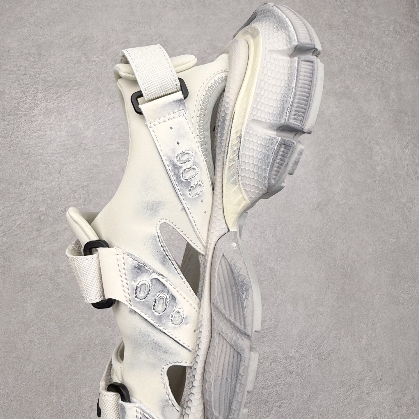 图片[7]-＃福利特价 BALENCIAGA 3XL Sneakers 巴黎世家十代网布双扣魔术贴走秀复古凉鞋 网布材料和聚氨酯 磨损效果 鞋头边缘和后帮 Balenciaga 徽标 鞋面和后跟凸印尺码 鞋舌 3XL 橡胶品牌标识和反光细节 鞋帮拉袢和鞋舌拉祥 配反光细节 备用鞋带在鞋履前侧 可在穿着前取下 便于不同造型搭配 正常尺码 尺码：35 36 37 38 39 40 41 42 43 44 45 46-选品中心