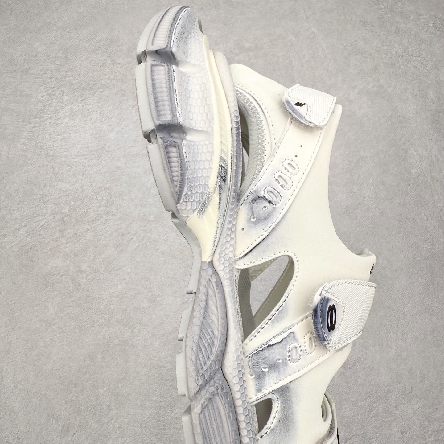 图片[6]-＃福利特价 BALENCIAGA 3XL Sneakers 巴黎世家十代网布双扣魔术贴走秀复古凉鞋 网布材料和聚氨酯 磨损效果 鞋头边缘和后帮 Balenciaga 徽标 鞋面和后跟凸印尺码 鞋舌 3XL 橡胶品牌标识和反光细节 鞋帮拉袢和鞋舌拉祥 配反光细节 备用鞋带在鞋履前侧 可在穿着前取下 便于不同造型搭配 正常尺码 尺码：35 36 37 38 39 40 41 42 43 44 45 46-选品中心