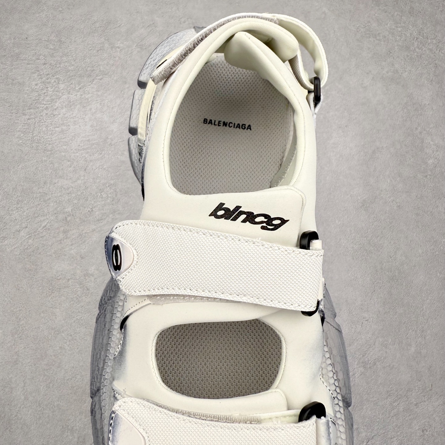 图片[5]-＃福利特价 BALENCIAGA 3XL Sneakers 巴黎世家十代网布双扣魔术贴走秀复古凉鞋 网布材料和聚氨酯 磨损效果 鞋头边缘和后帮 Balenciaga 徽标 鞋面和后跟凸印尺码 鞋舌 3XL 橡胶品牌标识和反光细节 鞋帮拉袢和鞋舌拉祥 配反光细节 备用鞋带在鞋履前侧 可在穿着前取下 便于不同造型搭配 正常尺码 尺码：35 36 37 38 39 40 41 42 43 44 45 46-选品中心