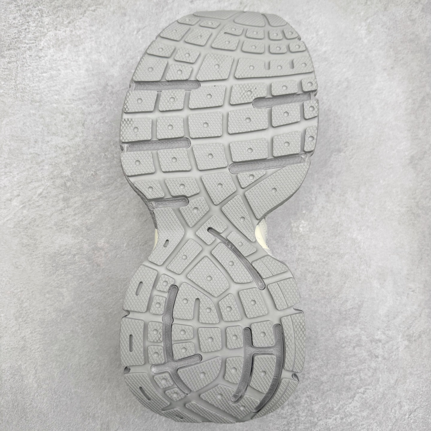 图片[9]-＃福利特价 BALENCIAGA 3XL Sneakers 巴黎世家十代网布双扣魔术贴走秀复古凉鞋 网布材料和聚氨酯 磨损效果 鞋头边缘和后帮 Balenciaga 徽标 鞋面和后跟凸印尺码 鞋舌 3XL 橡胶品牌标识和反光细节 鞋帮拉袢和鞋舌拉祥 配反光细节 备用鞋带在鞋履前侧 可在穿着前取下 便于不同造型搭配 正常尺码 尺码：35 36 37 38 39 40 41 42 43 44 45 46-选品中心