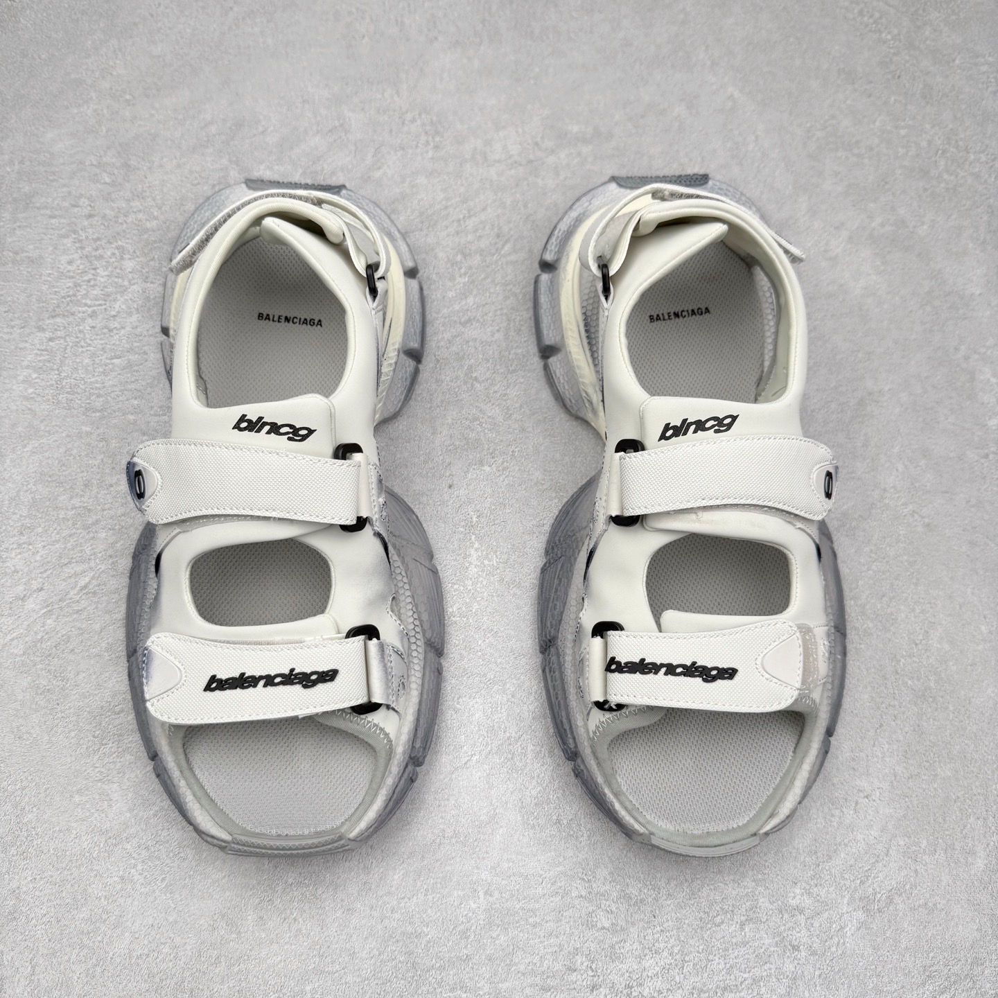 图片[2]-＃福利特价 BALENCIAGA 3XL Sneakers 巴黎世家十代网布双扣魔术贴走秀复古凉鞋 网布材料和聚氨酯 磨损效果 鞋头边缘和后帮 Balenciaga 徽标 鞋面和后跟凸印尺码 鞋舌 3XL 橡胶品牌标识和反光细节 鞋帮拉袢和鞋舌拉祥 配反光细节 备用鞋带在鞋履前侧 可在穿着前取下 便于不同造型搭配 正常尺码 尺码：35 36 37 38 39 40 41 42 43 44 45 46-选品中心