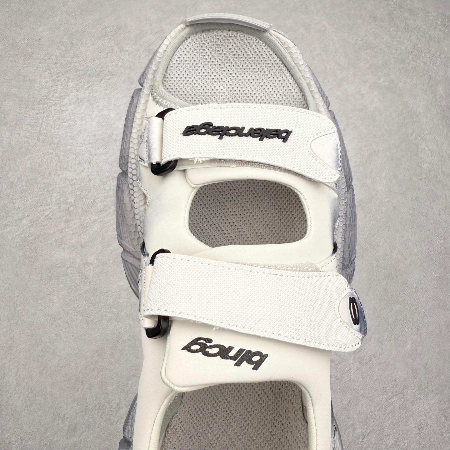 图片[4]-＃福利特价 BALENCIAGA 3XL Sneakers 巴黎世家十代网布双扣魔术贴走秀复古凉鞋 网布材料和聚氨酯 磨损效果 鞋头边缘和后帮 Balenciaga 徽标 鞋面和后跟凸印尺码 鞋舌 3XL 橡胶品牌标识和反光细节 鞋帮拉袢和鞋舌拉祥 配反光细节 备用鞋带在鞋履前侧 可在穿着前取下 便于不同造型搭配 正常尺码 尺码：35 36 37 38 39 40 41 42 43 44 45 46-选品中心