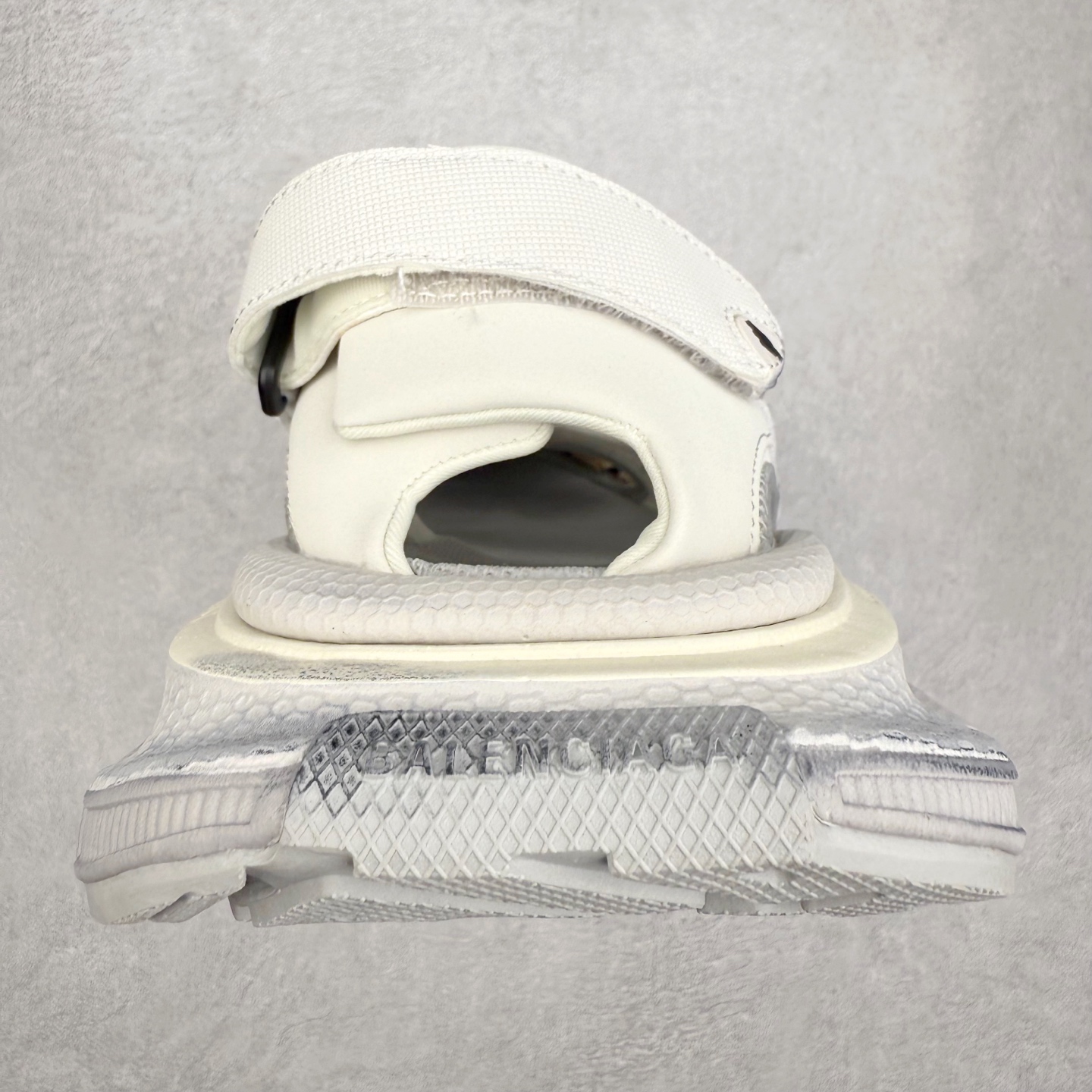 图片[8]-＃福利特价 BALENCIAGA 3XL Sneakers 巴黎世家十代网布双扣魔术贴走秀复古凉鞋 网布材料和聚氨酯 磨损效果 鞋头边缘和后帮 Balenciaga 徽标 鞋面和后跟凸印尺码 鞋舌 3XL 橡胶品牌标识和反光细节 鞋帮拉袢和鞋舌拉祥 配反光细节 备用鞋带在鞋履前侧 可在穿着前取下 便于不同造型搭配 正常尺码 尺码：35 36 37 38 39 40 41 42 43 44 45 46-选品中心