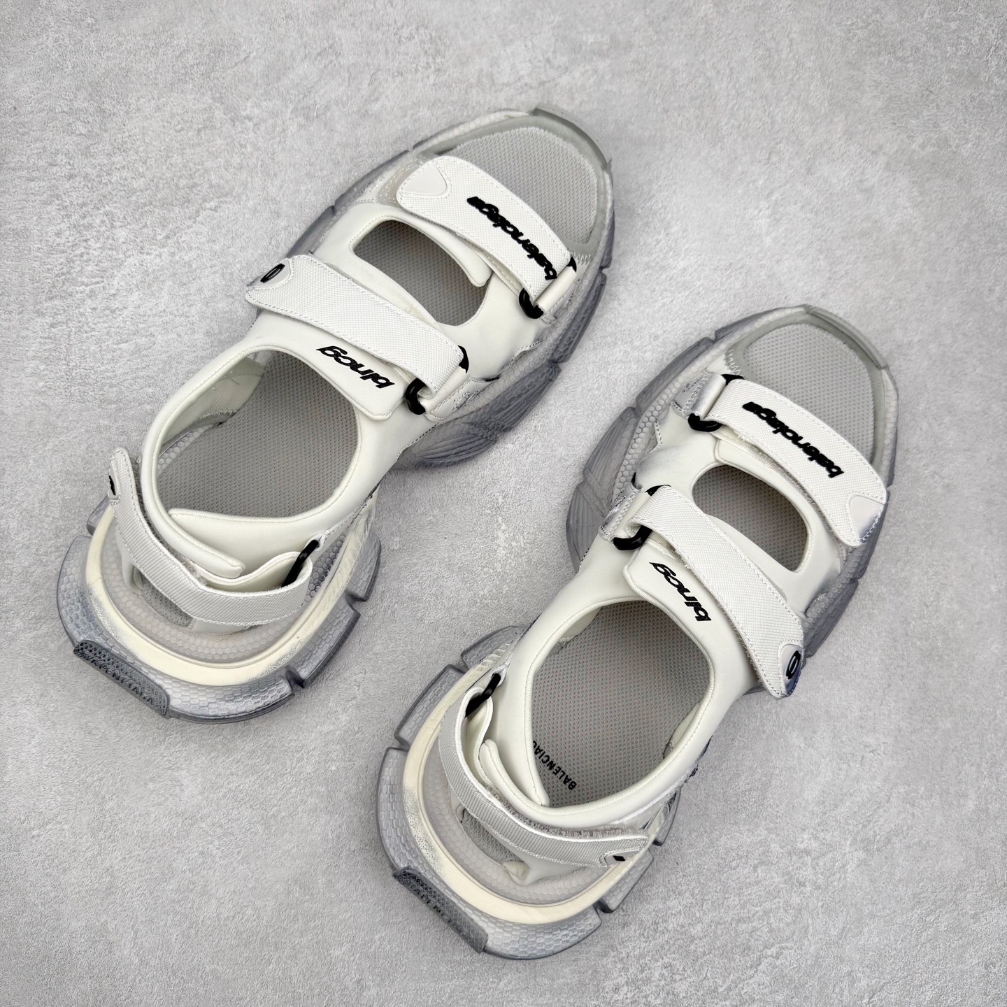 图片[3]-＃福利特价 BALENCIAGA 3XL Sneakers 巴黎世家十代网布双扣魔术贴走秀复古凉鞋 网布材料和聚氨酯 磨损效果 鞋头边缘和后帮 Balenciaga 徽标 鞋面和后跟凸印尺码 鞋舌 3XL 橡胶品牌标识和反光细节 鞋帮拉袢和鞋舌拉祥 配反光细节 备用鞋带在鞋履前侧 可在穿着前取下 便于不同造型搭配 正常尺码 尺码：35 36 37 38 39 40 41 42 43 44 45 46-选品中心