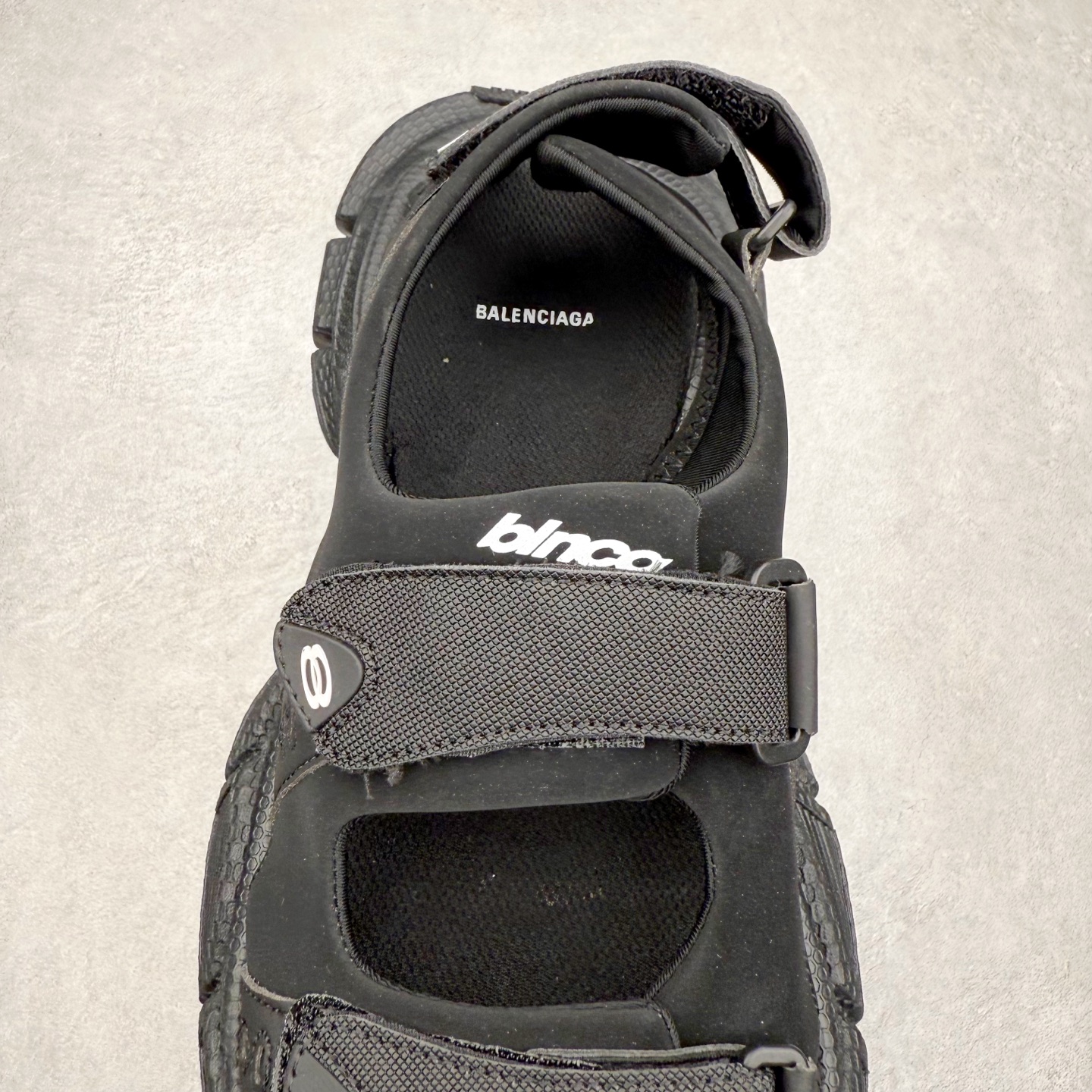 图片[5]-＃福利特价 BALENCIAGA 3XL Sneakers 巴黎世家十代网布双扣魔术贴走秀复古凉鞋 网布材料和聚氨酯 磨损效果 鞋头边缘和后帮 Balenciaga 徽标 鞋面和后跟凸印尺码 鞋舌 3XL 橡胶品牌标识和反光细节 鞋帮拉袢和鞋舌拉祥 配反光细节 备用鞋带在鞋履前侧 可在穿着前取下 便于不同造型搭配 正常尺码 尺码：35 36 37 38 39 40 41 42 43 44 45 46-选品中心