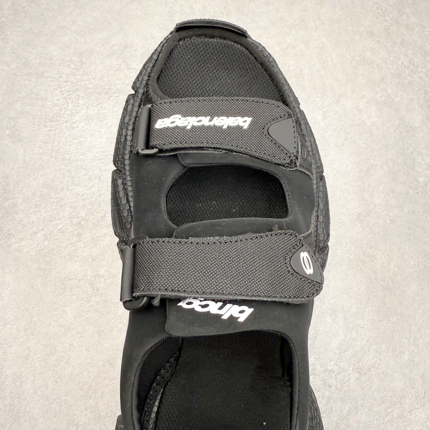 图片[4]-＃福利特价 BALENCIAGA 3XL Sneakers 巴黎世家十代网布双扣魔术贴走秀复古凉鞋 网布材料和聚氨酯 磨损效果 鞋头边缘和后帮 Balenciaga 徽标 鞋面和后跟凸印尺码 鞋舌 3XL 橡胶品牌标识和反光细节 鞋帮拉袢和鞋舌拉祥 配反光细节 备用鞋带在鞋履前侧 可在穿着前取下 便于不同造型搭配 正常尺码 尺码：35 36 37 38 39 40 41 42 43 44 45 46-选品中心