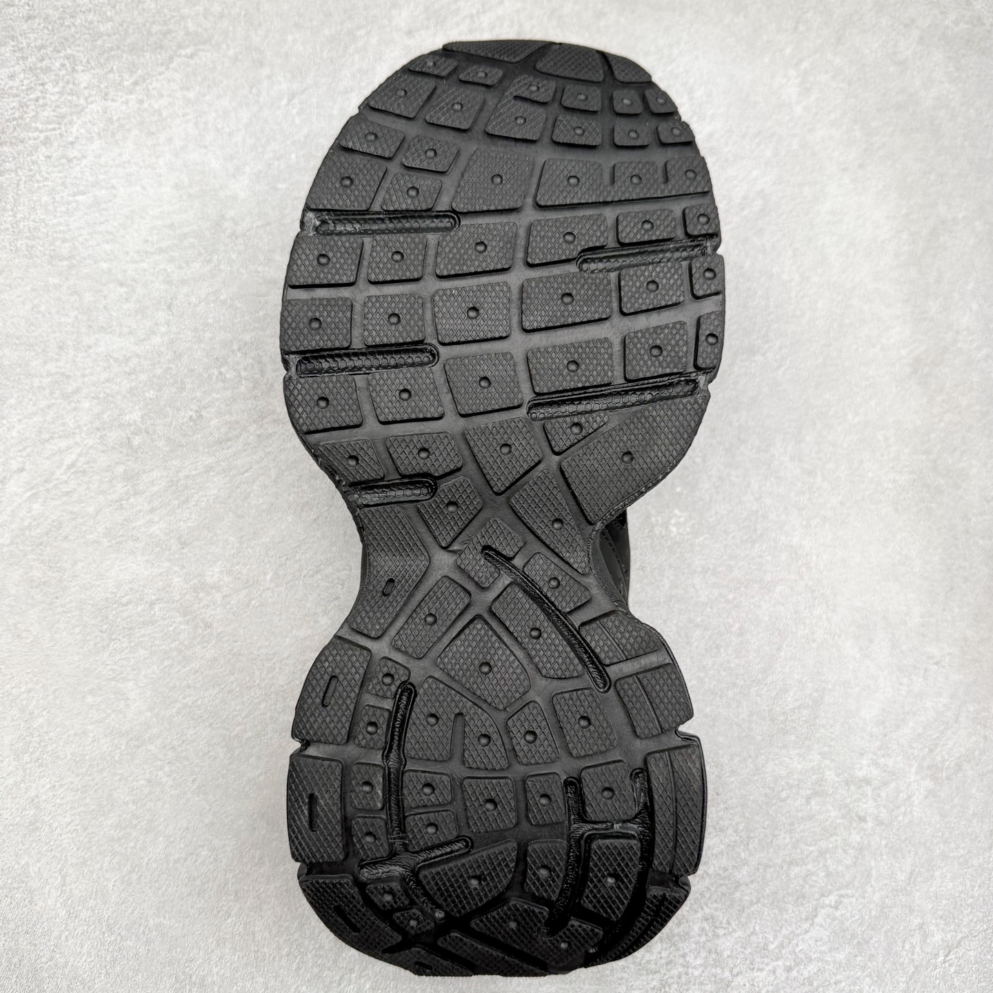 图片[9]-＃福利特价 BALENCIAGA 3XL Sneakers 巴黎世家十代网布双扣魔术贴走秀复古凉鞋 网布材料和聚氨酯 磨损效果 鞋头边缘和后帮 Balenciaga 徽标 鞋面和后跟凸印尺码 鞋舌 3XL 橡胶品牌标识和反光细节 鞋帮拉袢和鞋舌拉祥 配反光细节 备用鞋带在鞋履前侧 可在穿着前取下 便于不同造型搭配 正常尺码 尺码：35 36 37 38 39 40 41 42 43 44 45 46-选品中心