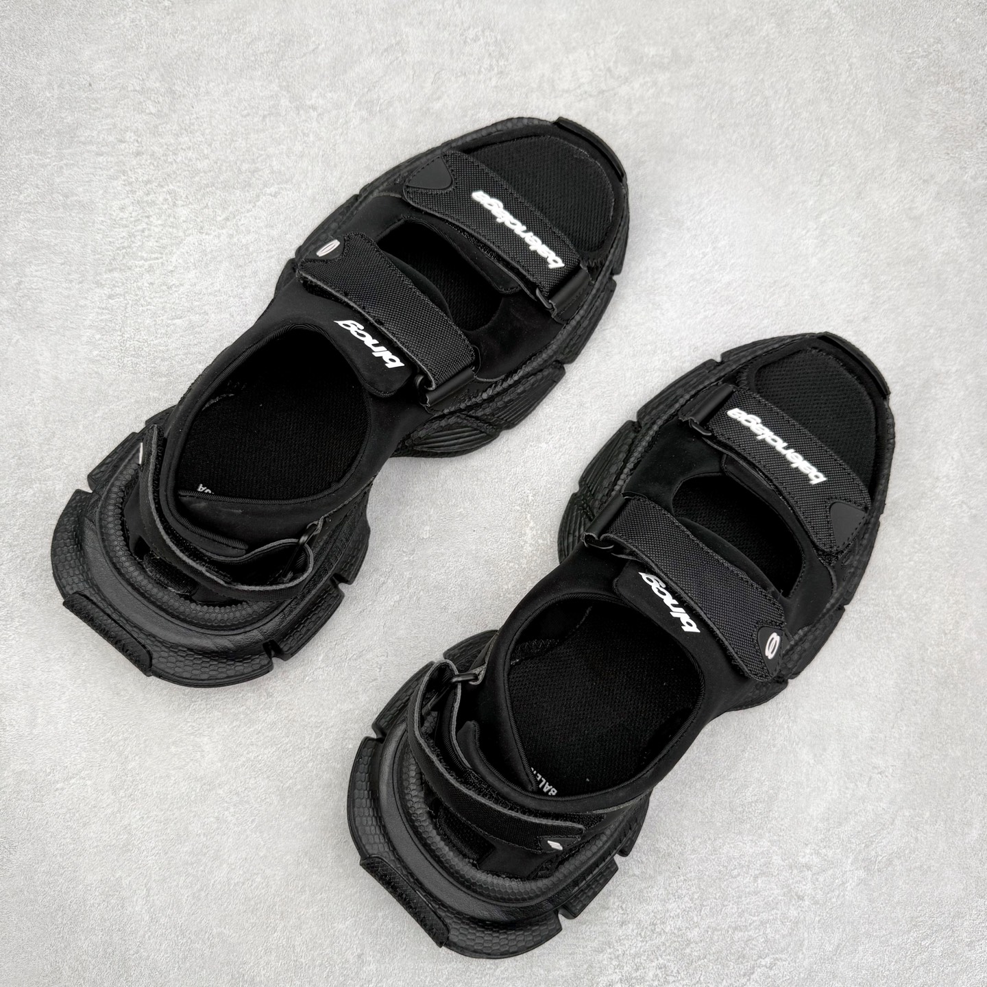 图片[3]-＃福利特价 BALENCIAGA 3XL Sneakers 巴黎世家十代网布双扣魔术贴走秀复古凉鞋 网布材料和聚氨酯 磨损效果 鞋头边缘和后帮 Balenciaga 徽标 鞋面和后跟凸印尺码 鞋舌 3XL 橡胶品牌标识和反光细节 鞋帮拉袢和鞋舌拉祥 配反光细节 备用鞋带在鞋履前侧 可在穿着前取下 便于不同造型搭配 正常尺码 尺码：35 36 37 38 39 40 41 42 43 44 45 46-选品中心