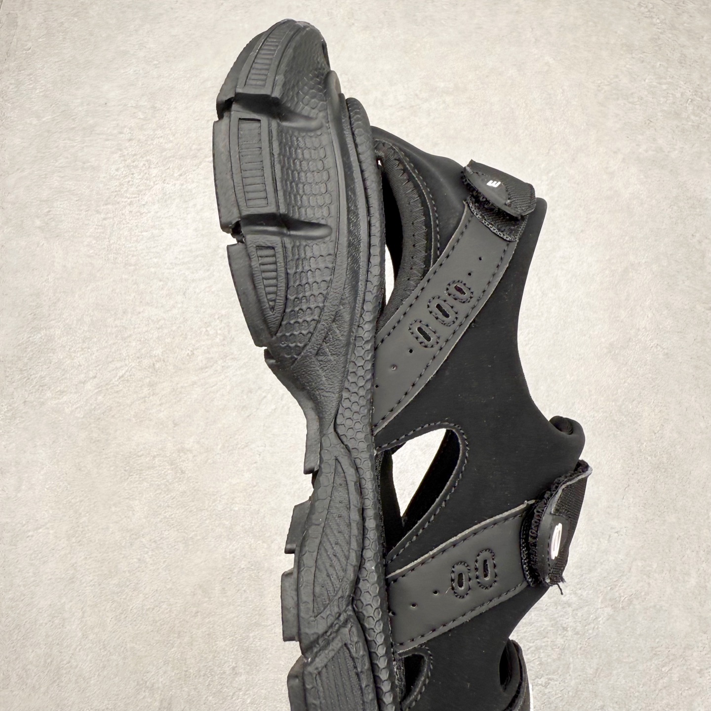 图片[6]-＃福利特价 BALENCIAGA 3XL Sneakers 巴黎世家十代网布双扣魔术贴走秀复古凉鞋 网布材料和聚氨酯 磨损效果 鞋头边缘和后帮 Balenciaga 徽标 鞋面和后跟凸印尺码 鞋舌 3XL 橡胶品牌标识和反光细节 鞋帮拉袢和鞋舌拉祥 配反光细节 备用鞋带在鞋履前侧 可在穿着前取下 便于不同造型搭配 正常尺码 尺码：35 36 37 38 39 40 41 42 43 44 45 46-选品中心