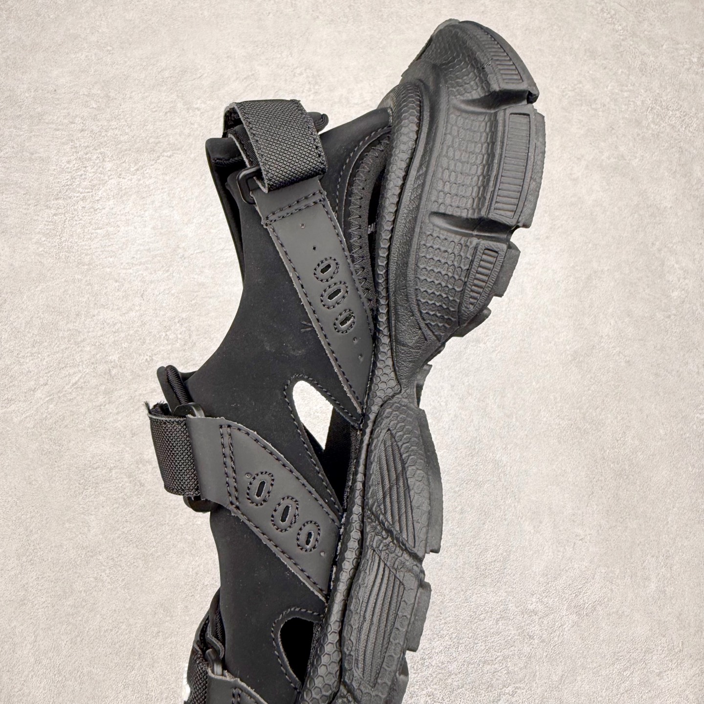 图片[7]-＃福利特价 BALENCIAGA 3XL Sneakers 巴黎世家十代网布双扣魔术贴走秀复古凉鞋 网布材料和聚氨酯 磨损效果 鞋头边缘和后帮 Balenciaga 徽标 鞋面和后跟凸印尺码 鞋舌 3XL 橡胶品牌标识和反光细节 鞋帮拉袢和鞋舌拉祥 配反光细节 备用鞋带在鞋履前侧 可在穿着前取下 便于不同造型搭配 正常尺码 尺码：35 36 37 38 39 40 41 42 43 44 45 46-选品中心