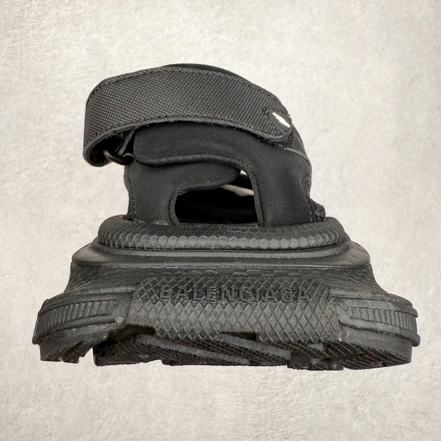 图片[8]-＃福利特价 BALENCIAGA 3XL Sneakers 巴黎世家十代网布双扣魔术贴走秀复古凉鞋 网布材料和聚氨酯 磨损效果 鞋头边缘和后帮 Balenciaga 徽标 鞋面和后跟凸印尺码 鞋舌 3XL 橡胶品牌标识和反光细节 鞋帮拉袢和鞋舌拉祥 配反光细节 备用鞋带在鞋履前侧 可在穿着前取下 便于不同造型搭配 正常尺码 尺码：35 36 37 38 39 40 41 42 43 44 45 46-选品中心