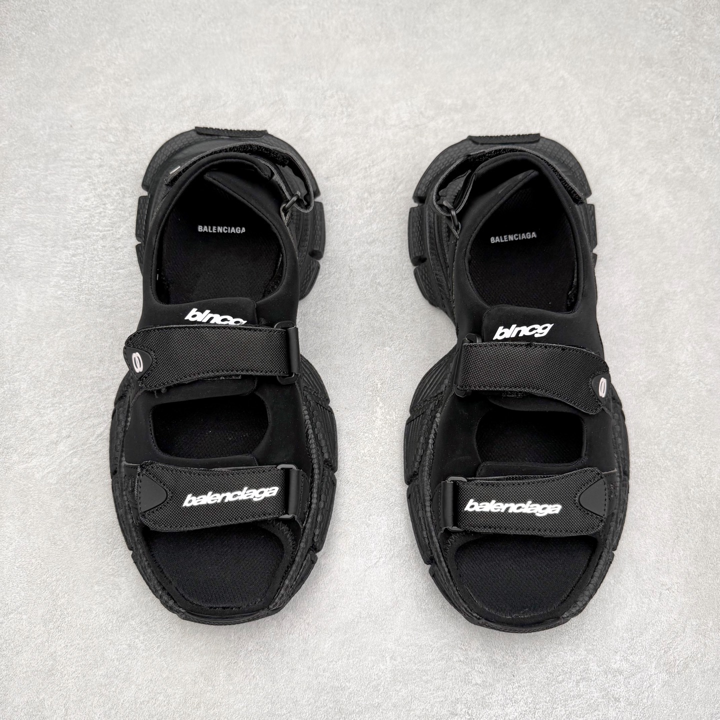 图片[2]-＃福利特价 BALENCIAGA 3XL Sneakers 巴黎世家十代网布双扣魔术贴走秀复古凉鞋 网布材料和聚氨酯 磨损效果 鞋头边缘和后帮 Balenciaga 徽标 鞋面和后跟凸印尺码 鞋舌 3XL 橡胶品牌标识和反光细节 鞋帮拉袢和鞋舌拉祥 配反光细节 备用鞋带在鞋履前侧 可在穿着前取下 便于不同造型搭配 正常尺码 尺码：35 36 37 38 39 40 41 42 43 44 45 46-选品中心