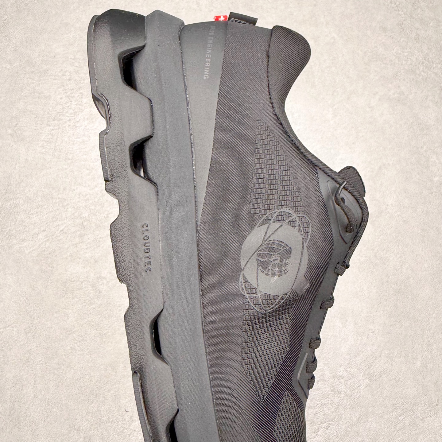 图片[6]-KITH x On昂跑 Cloudzone 联名款柔软舒适耐磨低帮休闲跑步鞋 此运动品牌 开创于2010年 缓震着陆、强效回弹、轻柔质感的设计构思始终是ON研制关键 与此同时基于“为全球提供革新性的跑步感受”信念 陆续推出了多款跑鞋及其以专业运动人体跑步工程学为设计关键的功能性跑步服饰设备 让跑者不费力气地畅快畅跑 尺码：36 36.5 37.5 38 38.5 39 40 40.5 41 42 42.5 43 44 44.5 45-选品中心