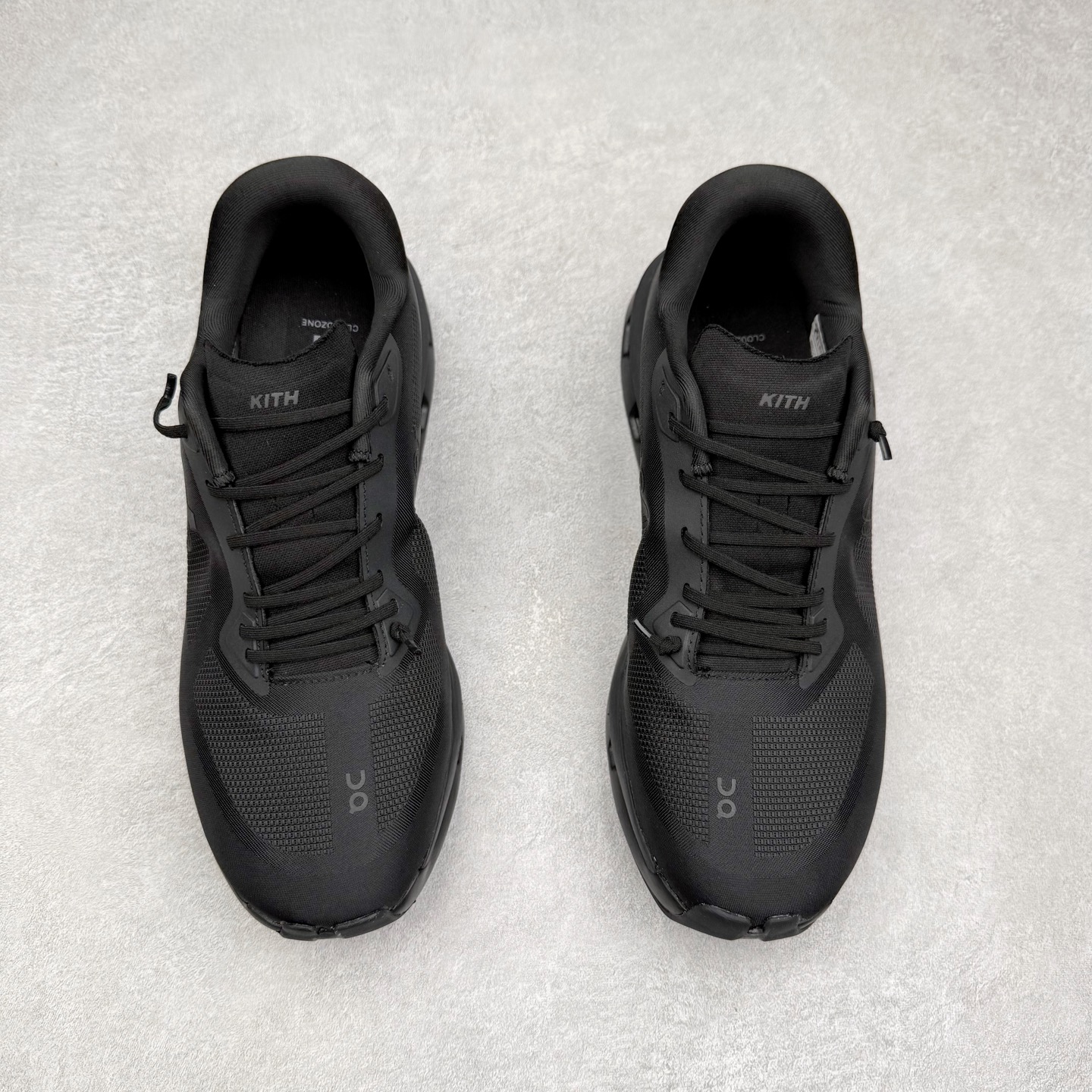 图片[2]-KITH x On昂跑 Cloudzone 联名款柔软舒适耐磨低帮休闲跑步鞋 此运动品牌 开创于2010年 缓震着陆、强效回弹、轻柔质感的设计构思始终是ON研制关键 与此同时基于“为全球提供革新性的跑步感受”信念 陆续推出了多款跑鞋及其以专业运动人体跑步工程学为设计关键的功能性跑步服饰设备 让跑者不费力气地畅快畅跑 尺码：36 36.5 37.5 38 38.5 39 40 40.5 41 42 42.5 43 44 44.5 45-选品中心