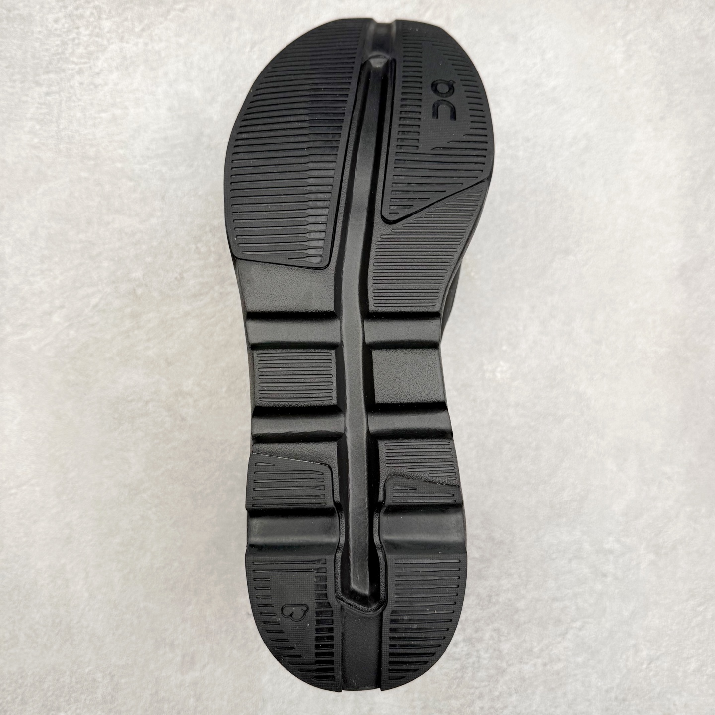 图片[9]-KITH x On昂跑 Cloudzone 联名款柔软舒适耐磨低帮休闲跑步鞋 此运动品牌 开创于2010年 缓震着陆、强效回弹、轻柔质感的设计构思始终是ON研制关键 与此同时基于“为全球提供革新性的跑步感受”信念 陆续推出了多款跑鞋及其以专业运动人体跑步工程学为设计关键的功能性跑步服饰设备 让跑者不费力气地畅快畅跑 尺码：36 36.5 37.5 38 38.5 39 40 40.5 41 42 42.5 43 44 44.5 45-选品中心