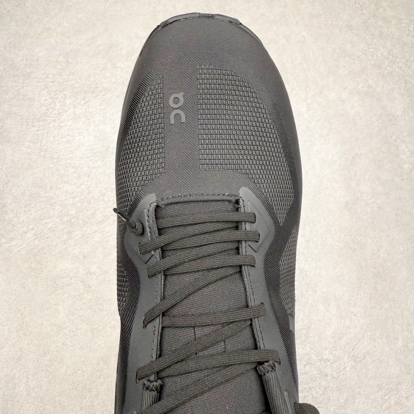 图片[4]-KITH x On昂跑 Cloudzone 联名款柔软舒适耐磨低帮休闲跑步鞋 此运动品牌 开创于2010年 缓震着陆、强效回弹、轻柔质感的设计构思始终是ON研制关键 与此同时基于“为全球提供革新性的跑步感受”信念 陆续推出了多款跑鞋及其以专业运动人体跑步工程学为设计关键的功能性跑步服饰设备 让跑者不费力气地畅快畅跑 尺码：36 36.5 37.5 38 38.5 39 40 40.5 41 42 42.5 43 44 44.5 45-选品中心