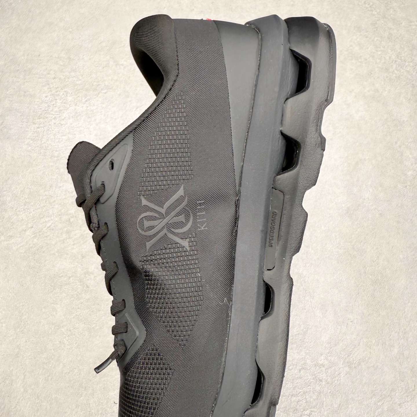 图片[7]-KITH x On昂跑 Cloudzone 联名款柔软舒适耐磨低帮休闲跑步鞋 此运动品牌 开创于2010年 缓震着陆、强效回弹、轻柔质感的设计构思始终是ON研制关键 与此同时基于“为全球提供革新性的跑步感受”信念 陆续推出了多款跑鞋及其以专业运动人体跑步工程学为设计关键的功能性跑步服饰设备 让跑者不费力气地畅快畅跑 尺码：36 36.5 37.5 38 38.5 39 40 40.5 41 42 42.5 43 44 44.5 45-选品中心