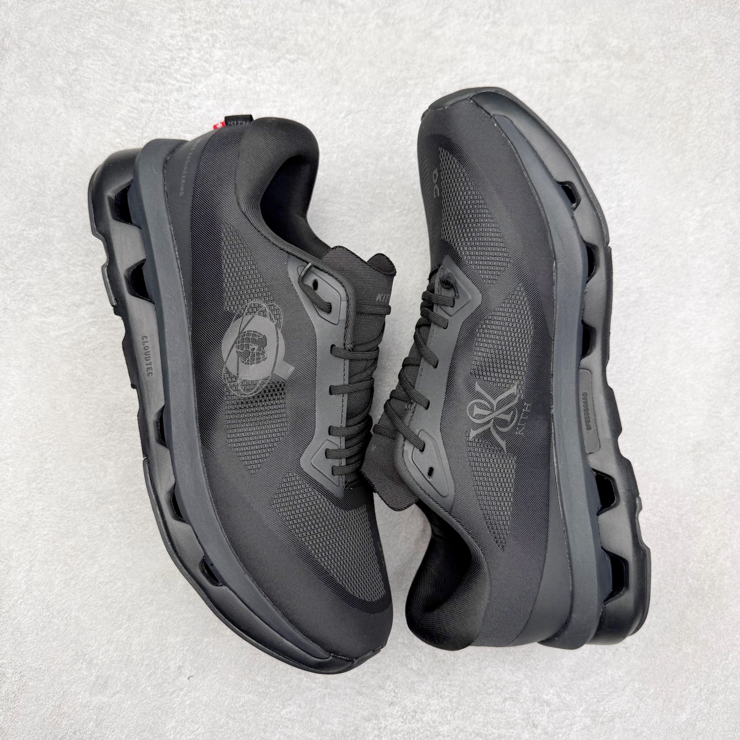 图片[3]-KITH x On昂跑 Cloudzone 联名款柔软舒适耐磨低帮休闲跑步鞋 此运动品牌 开创于2010年 缓震着陆、强效回弹、轻柔质感的设计构思始终是ON研制关键 与此同时基于“为全球提供革新性的跑步感受”信念 陆续推出了多款跑鞋及其以专业运动人体跑步工程学为设计关键的功能性跑步服饰设备 让跑者不费力气地畅快畅跑 尺码：36 36.5 37.5 38 38.5 39 40 40.5 41 42 42.5 43 44 44.5 45-选品中心