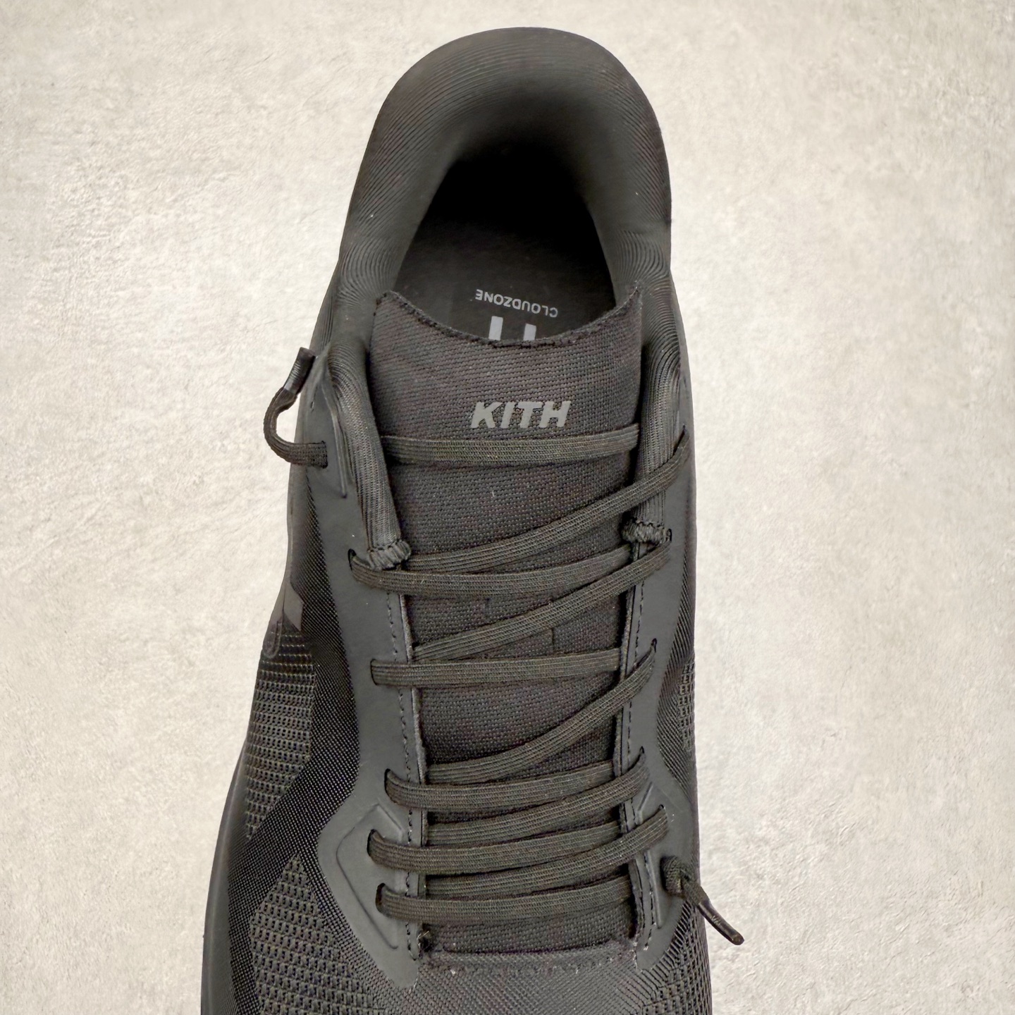 图片[5]-KITH x On昂跑 Cloudzone 联名款柔软舒适耐磨低帮休闲跑步鞋 此运动品牌 开创于2010年 缓震着陆、强效回弹、轻柔质感的设计构思始终是ON研制关键 与此同时基于“为全球提供革新性的跑步感受”信念 陆续推出了多款跑鞋及其以专业运动人体跑步工程学为设计关键的功能性跑步服饰设备 让跑者不费力气地畅快畅跑 尺码：36 36.5 37.5 38 38.5 39 40 40.5 41 42 42.5 43 44 44.5 45-选品中心