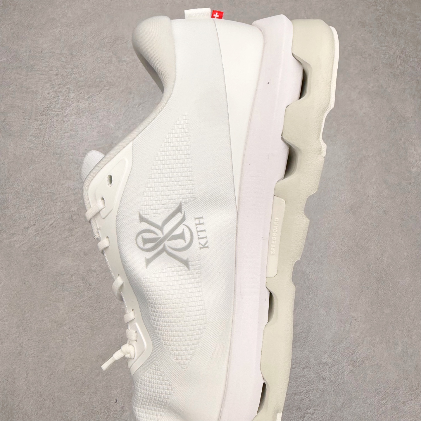 图片[7]-KITH x On昂跑 Cloudzone 联名款柔软舒适耐磨低帮休闲跑步鞋 此运动品牌 开创于2010年 缓震着陆、强效回弹、轻柔质感的设计构思始终是ON研制关键 与此同时基于“为全球提供革新性的跑步感受”信念 陆续推出了多款跑鞋及其以专业运动人体跑步工程学为设计关键的功能性跑步服饰设备 让跑者不费力气地畅快畅跑 尺码：36 36.5 37.5 38 38.5 39 40 40.5 41 42 42.5 43 44 44.5 45-选品中心