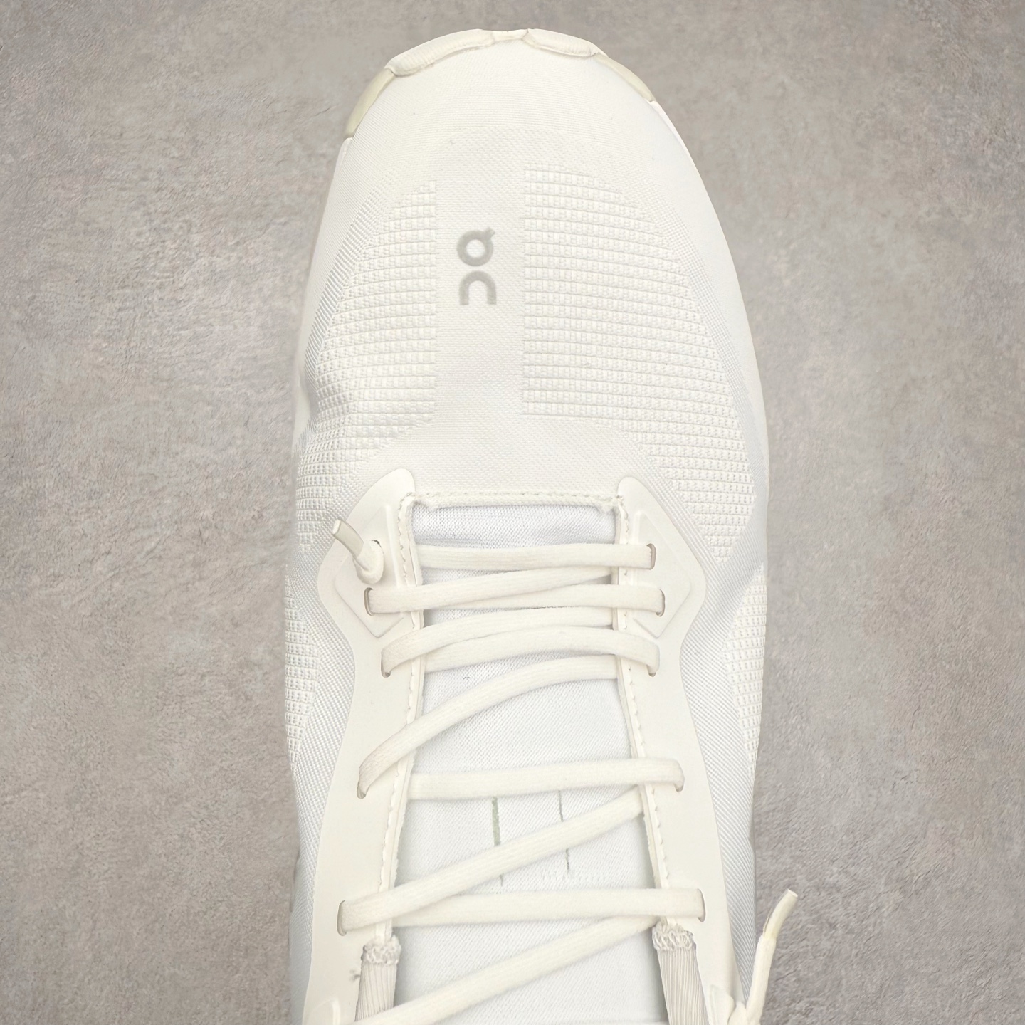 图片[4]-KITH x On昂跑 Cloudzone 联名款柔软舒适耐磨低帮休闲跑步鞋 此运动品牌 开创于2010年 缓震着陆、强效回弹、轻柔质感的设计构思始终是ON研制关键 与此同时基于“为全球提供革新性的跑步感受”信念 陆续推出了多款跑鞋及其以专业运动人体跑步工程学为设计关键的功能性跑步服饰设备 让跑者不费力气地畅快畅跑 尺码：36 36.5 37.5 38 38.5 39 40 40.5 41 42 42.5 43 44 44.5 45-选品中心