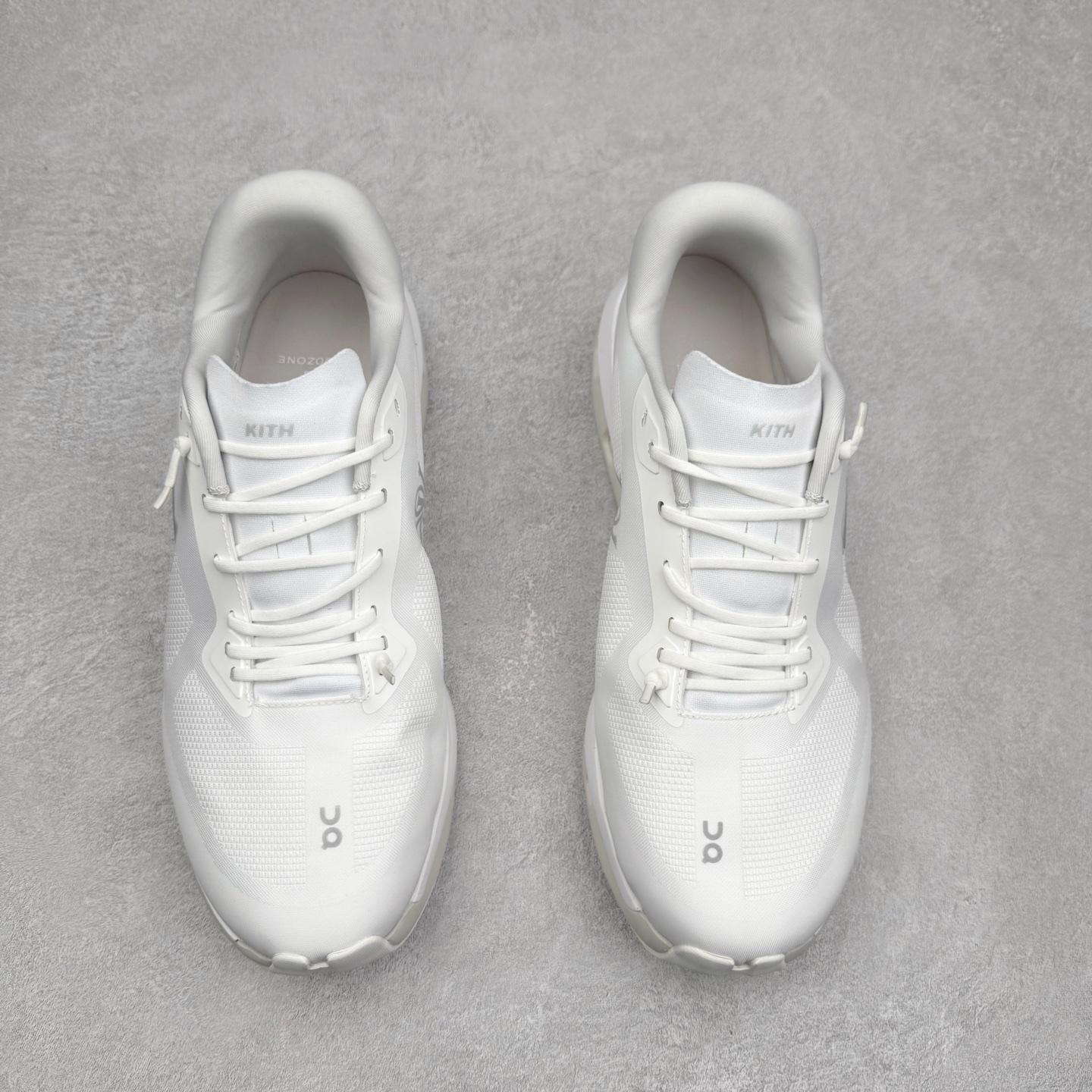 图片[2]-KITH x On昂跑 Cloudzone 联名款柔软舒适耐磨低帮休闲跑步鞋 此运动品牌 开创于2010年 缓震着陆、强效回弹、轻柔质感的设计构思始终是ON研制关键 与此同时基于“为全球提供革新性的跑步感受”信念 陆续推出了多款跑鞋及其以专业运动人体跑步工程学为设计关键的功能性跑步服饰设备 让跑者不费力气地畅快畅跑 尺码：36 36.5 37.5 38 38.5 39 40 40.5 41 42 42.5 43 44 44.5 45-选品中心