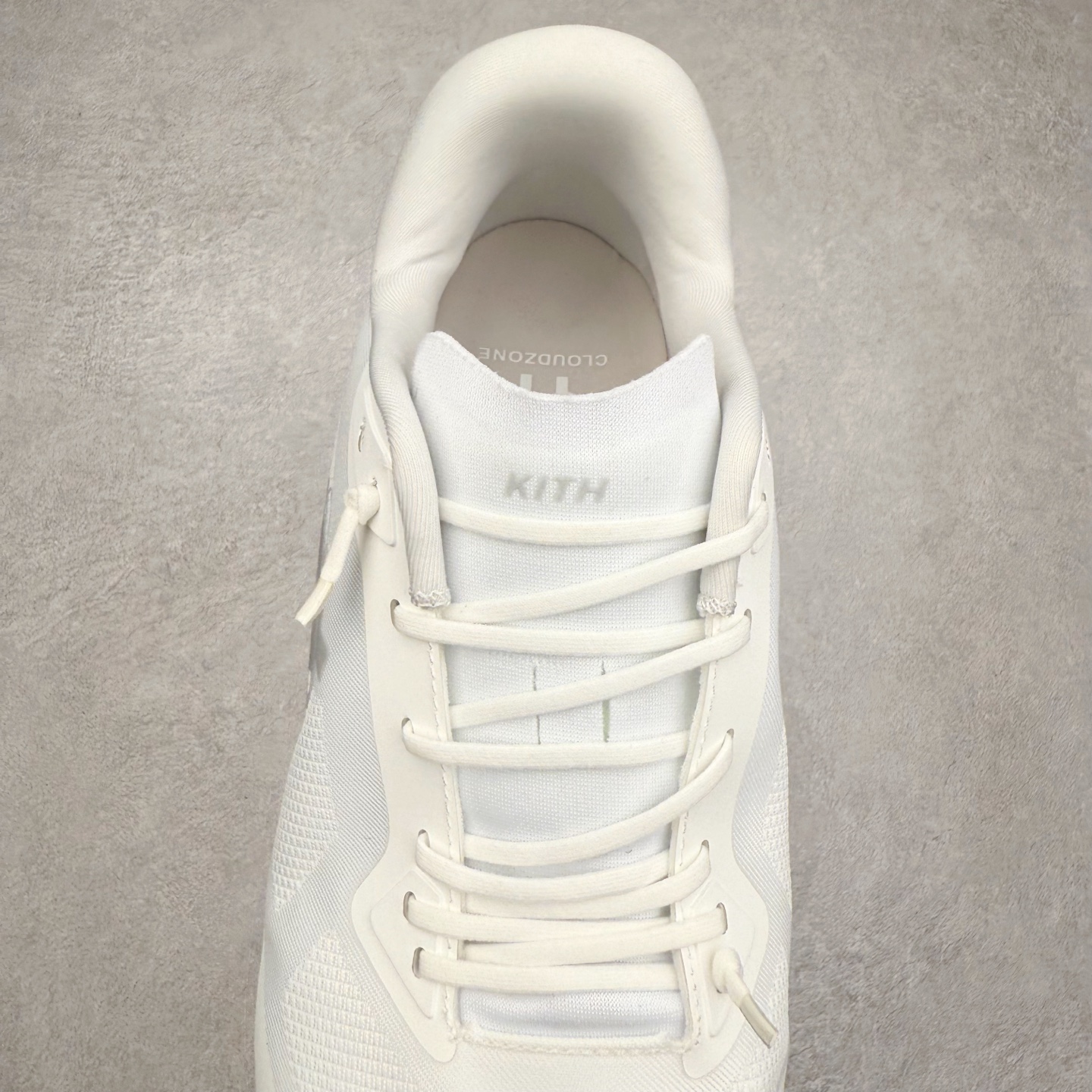 图片[5]-KITH x On昂跑 Cloudzone 联名款柔软舒适耐磨低帮休闲跑步鞋 此运动品牌 开创于2010年 缓震着陆、强效回弹、轻柔质感的设计构思始终是ON研制关键 与此同时基于“为全球提供革新性的跑步感受”信念 陆续推出了多款跑鞋及其以专业运动人体跑步工程学为设计关键的功能性跑步服饰设备 让跑者不费力气地畅快畅跑 尺码：36 36.5 37.5 38 38.5 39 40 40.5 41 42 42.5 43 44 44.5 45-选品中心