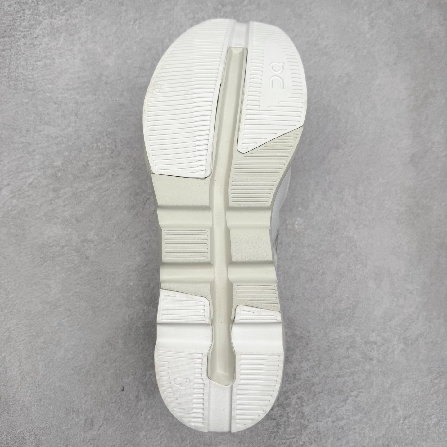 图片[9]-KITH x On昂跑 Cloudzone 联名款柔软舒适耐磨低帮休闲跑步鞋 此运动品牌 开创于2010年 缓震着陆、强效回弹、轻柔质感的设计构思始终是ON研制关键 与此同时基于“为全球提供革新性的跑步感受”信念 陆续推出了多款跑鞋及其以专业运动人体跑步工程学为设计关键的功能性跑步服饰设备 让跑者不费力气地畅快畅跑 尺码：36 36.5 37.5 38 38.5 39 40 40.5 41 42 42.5 43 44 44.5 45-选品中心