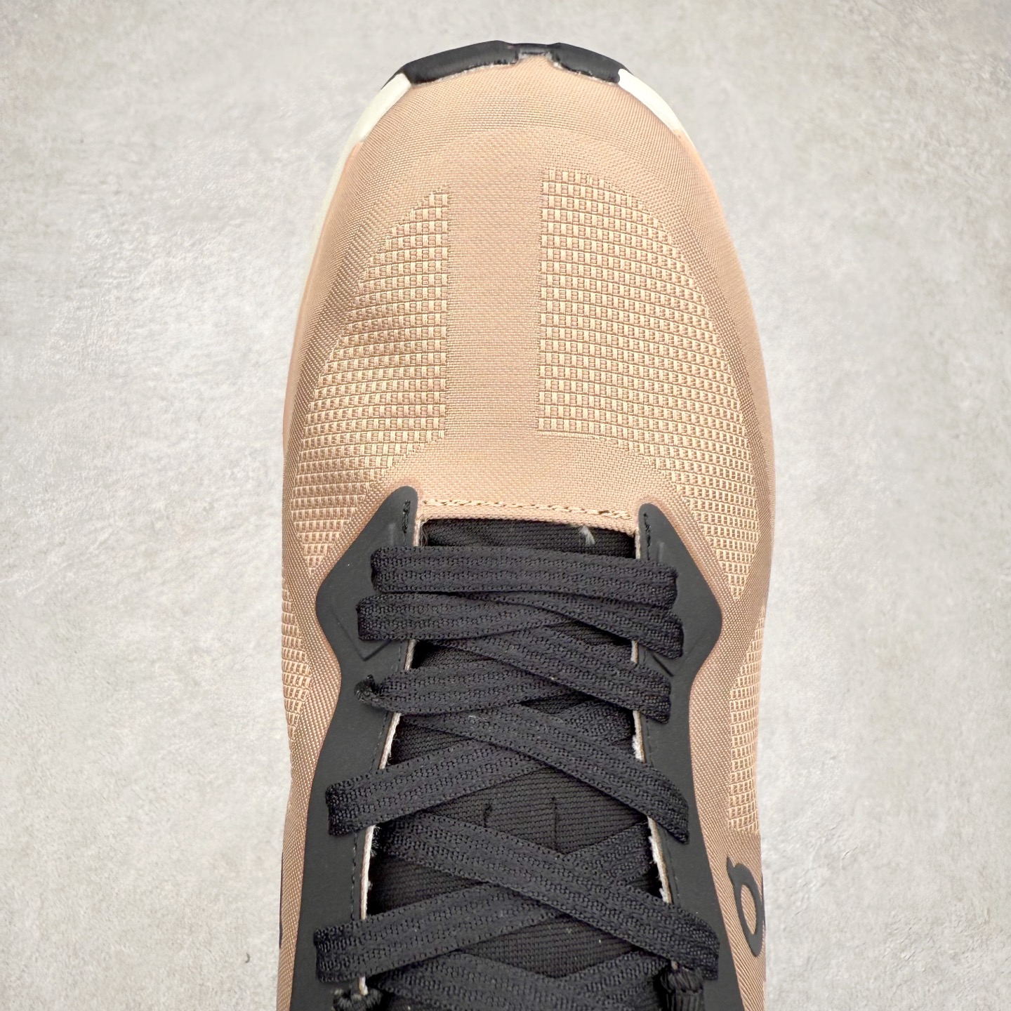 图片[4]-KITH x On昂跑 Cloudzone 联名款柔软舒适耐磨低帮休闲跑步鞋 此运动品牌 开创于2010年 缓震着陆、强效回弹、轻柔质感的设计构思始终是ON研制关键 与此同时基于“为全球提供革新性的跑步感受”信念 陆续推出了多款跑鞋及其以专业运动人体跑步工程学为设计关键的功能性跑步服饰设备 让跑者不费力气地畅快畅跑 尺码：36 36.5 37.5 38 38.5 39 40 40.5 41 42 42.5 43 44 44.5 45-选品中心