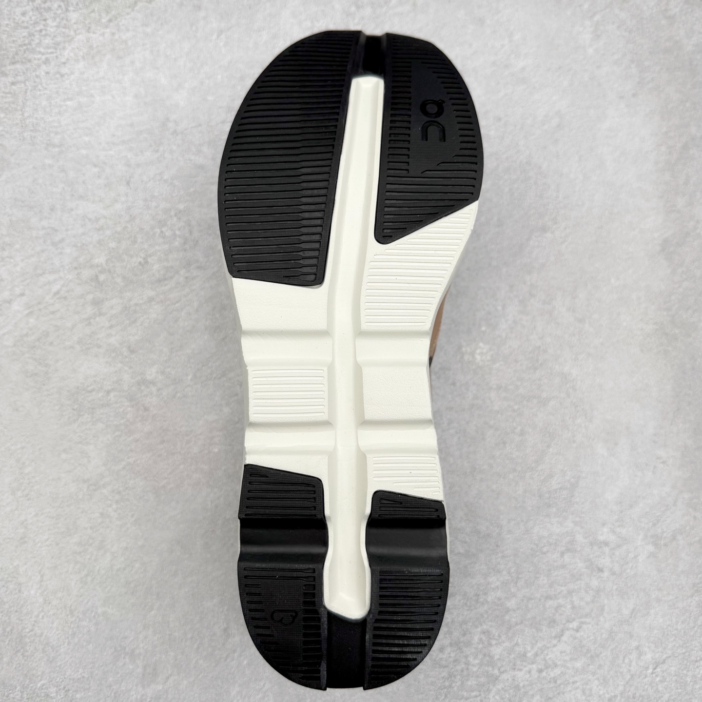 图片[9]-KITH x On昂跑 Cloudzone 联名款柔软舒适耐磨低帮休闲跑步鞋 此运动品牌 开创于2010年 缓震着陆、强效回弹、轻柔质感的设计构思始终是ON研制关键 与此同时基于“为全球提供革新性的跑步感受”信念 陆续推出了多款跑鞋及其以专业运动人体跑步工程学为设计关键的功能性跑步服饰设备 让跑者不费力气地畅快畅跑 尺码：36 36.5 37.5 38 38.5 39 40 40.5 41 42 42.5 43 44 44.5 45-选品中心