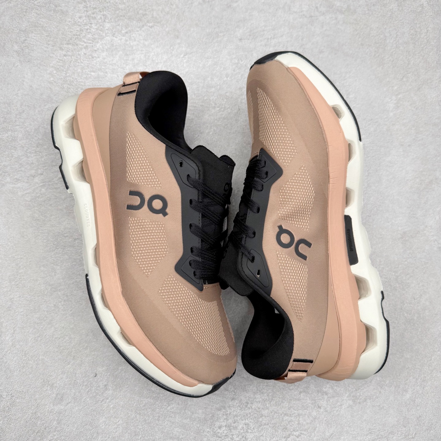 图片[3]-KITH x On昂跑 Cloudzone 联名款柔软舒适耐磨低帮休闲跑步鞋 此运动品牌 开创于2010年 缓震着陆、强效回弹、轻柔质感的设计构思始终是ON研制关键 与此同时基于“为全球提供革新性的跑步感受”信念 陆续推出了多款跑鞋及其以专业运动人体跑步工程学为设计关键的功能性跑步服饰设备 让跑者不费力气地畅快畅跑 尺码：36 36.5 37.5 38 38.5 39 40 40.5 41 42 42.5 43 44 44.5 45-选品中心