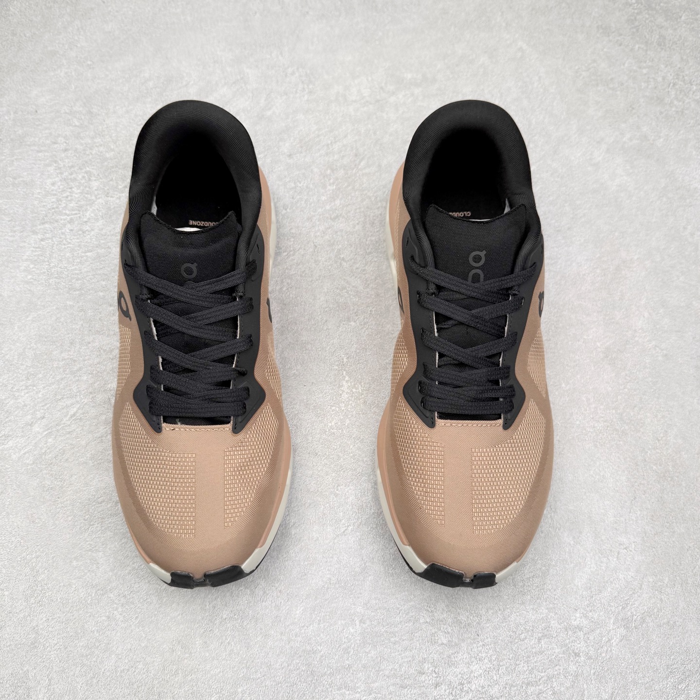 图片[2]-KITH x On昂跑 Cloudzone 联名款柔软舒适耐磨低帮休闲跑步鞋 此运动品牌 开创于2010年 缓震着陆、强效回弹、轻柔质感的设计构思始终是ON研制关键 与此同时基于“为全球提供革新性的跑步感受”信念 陆续推出了多款跑鞋及其以专业运动人体跑步工程学为设计关键的功能性跑步服饰设备 让跑者不费力气地畅快畅跑 尺码：36 36.5 37.5 38 38.5 39 40 40.5 41 42 42.5 43 44 44.5 45-选品中心