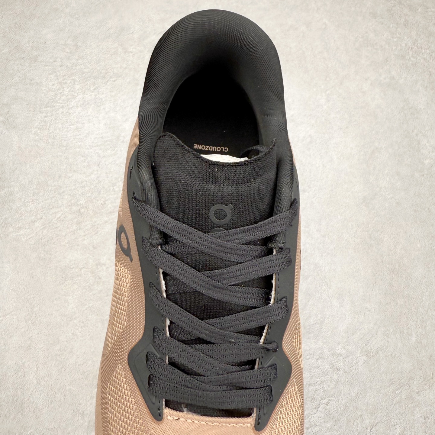 图片[5]-KITH x On昂跑 Cloudzone 联名款柔软舒适耐磨低帮休闲跑步鞋 此运动品牌 开创于2010年 缓震着陆、强效回弹、轻柔质感的设计构思始终是ON研制关键 与此同时基于“为全球提供革新性的跑步感受”信念 陆续推出了多款跑鞋及其以专业运动人体跑步工程学为设计关键的功能性跑步服饰设备 让跑者不费力气地畅快畅跑 尺码：36 36.5 37.5 38 38.5 39 40 40.5 41 42 42.5 43 44 44.5 45-选品中心