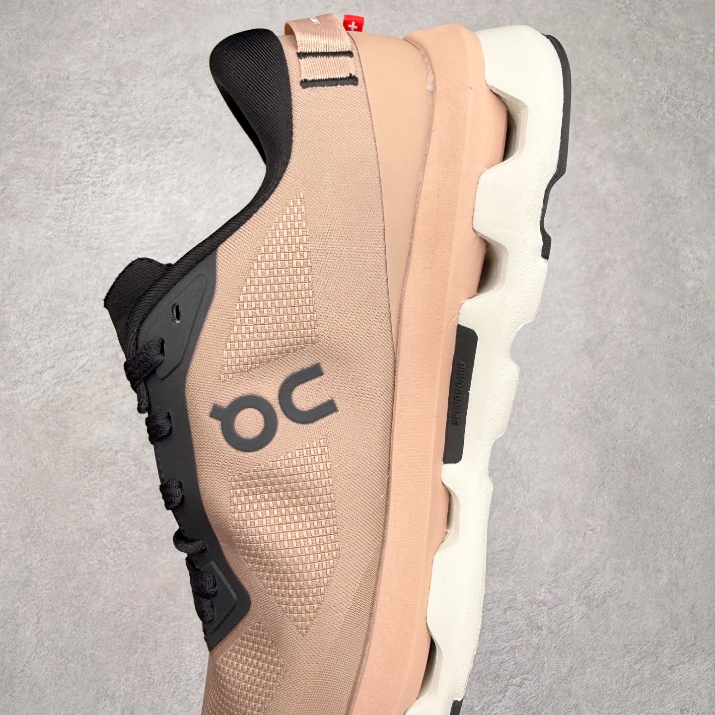 图片[7]-KITH x On昂跑 Cloudzone 联名款柔软舒适耐磨低帮休闲跑步鞋 此运动品牌 开创于2010年 缓震着陆、强效回弹、轻柔质感的设计构思始终是ON研制关键 与此同时基于“为全球提供革新性的跑步感受”信念 陆续推出了多款跑鞋及其以专业运动人体跑步工程学为设计关键的功能性跑步服饰设备 让跑者不费力气地畅快畅跑 尺码：36 36.5 37.5 38 38.5 39 40 40.5 41 42 42.5 43 44 44.5 45-选品中心