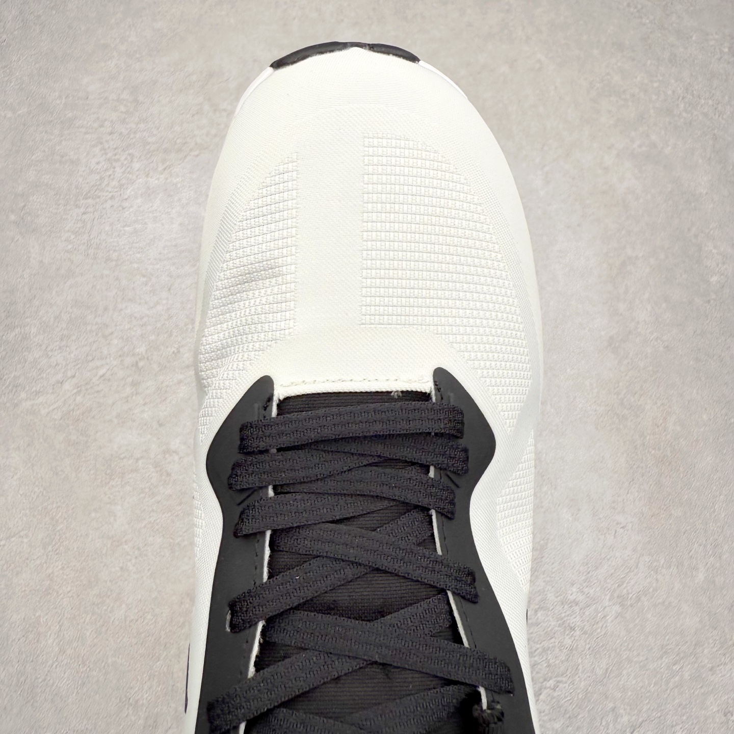 图片[4]-KITH x On昂跑 Cloudzone 联名款柔软舒适耐磨低帮休闲跑步鞋 此运动品牌 开创于2010年 缓震着陆、强效回弹、轻柔质感的设计构思始终是ON研制关键 与此同时基于“为全球提供革新性的跑步感受”信念 陆续推出了多款跑鞋及其以专业运动人体跑步工程学为设计关键的功能性跑步服饰设备 让跑者不费力气地畅快畅跑 尺码：36 36.5 37.5 38 38.5 39 40 40.5 41 42 42.5 43 44 44.5 45-选品中心