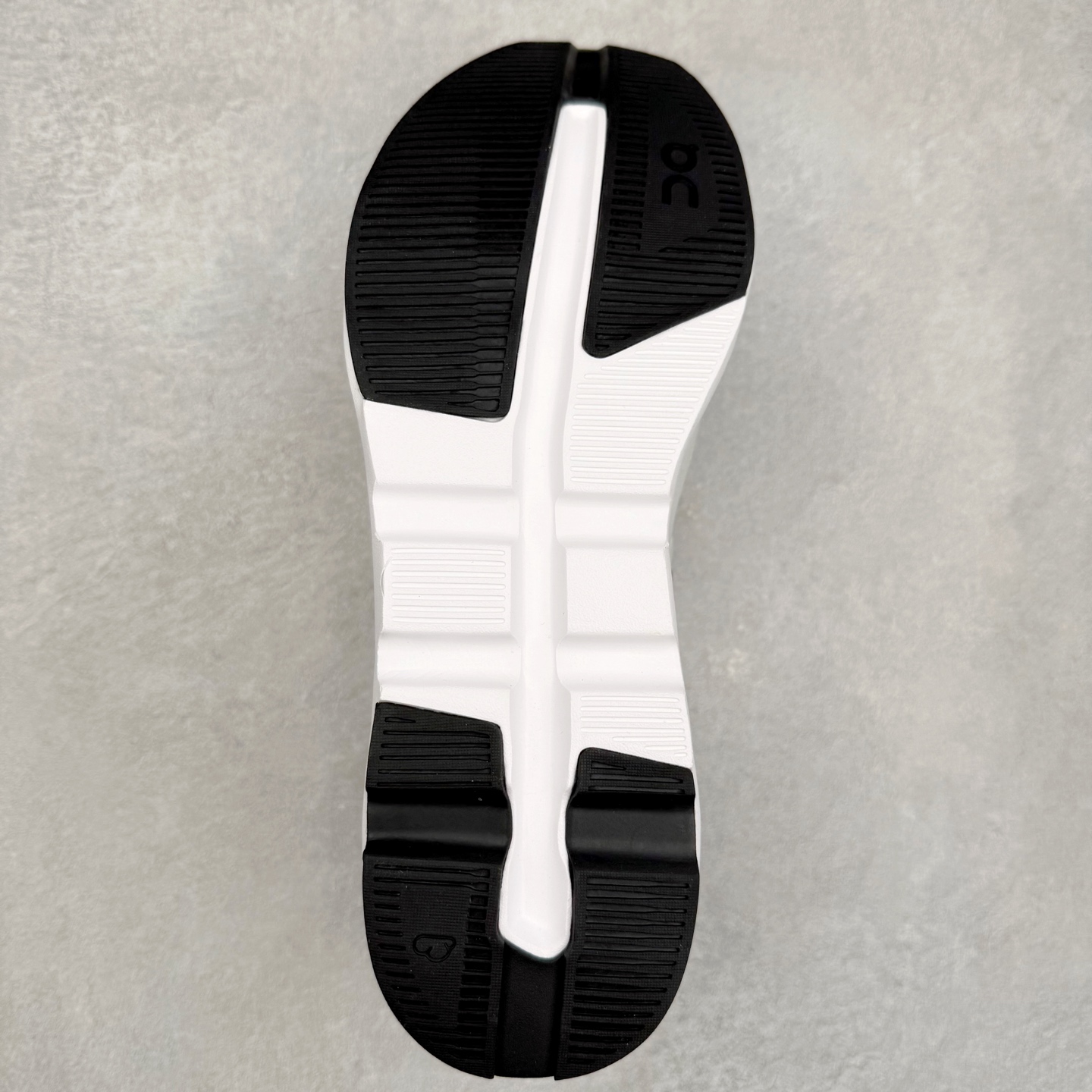 图片[9]-KITH x On昂跑 Cloudzone 联名款柔软舒适耐磨低帮休闲跑步鞋 此运动品牌 开创于2010年 缓震着陆、强效回弹、轻柔质感的设计构思始终是ON研制关键 与此同时基于“为全球提供革新性的跑步感受”信念 陆续推出了多款跑鞋及其以专业运动人体跑步工程学为设计关键的功能性跑步服饰设备 让跑者不费力气地畅快畅跑 尺码：36 36.5 37.5 38 38.5 39 40 40.5 41 42 42.5 43 44 44.5 45-选品中心