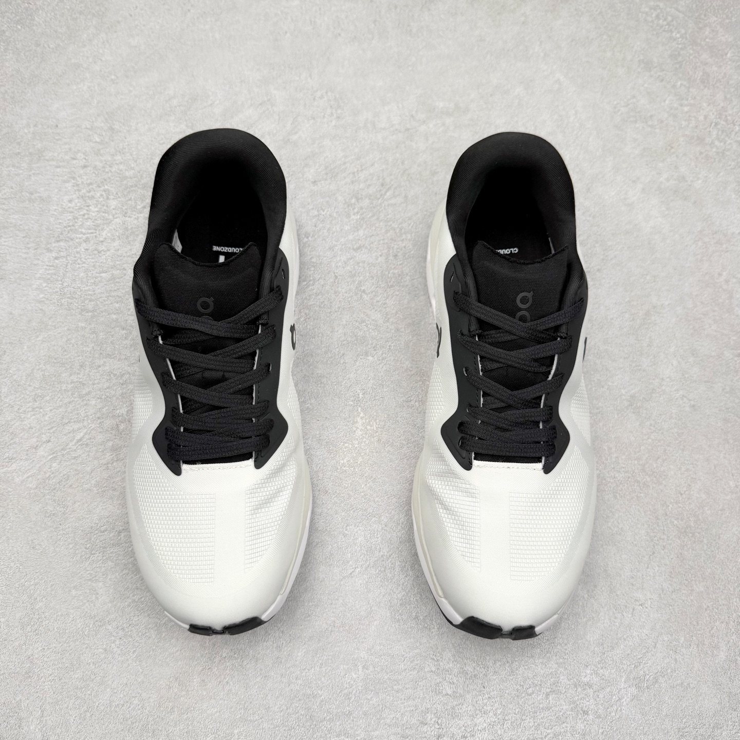 图片[2]-KITH x On昂跑 Cloudzone 联名款柔软舒适耐磨低帮休闲跑步鞋 此运动品牌 开创于2010年 缓震着陆、强效回弹、轻柔质感的设计构思始终是ON研制关键 与此同时基于“为全球提供革新性的跑步感受”信念 陆续推出了多款跑鞋及其以专业运动人体跑步工程学为设计关键的功能性跑步服饰设备 让跑者不费力气地畅快畅跑 尺码：36 36.5 37.5 38 38.5 39 40 40.5 41 42 42.5 43 44 44.5 45-选品中心